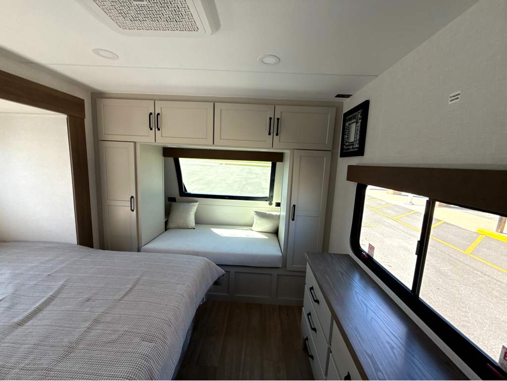 2027 VENTURE RV SPORTTREK 323VRK - Image 20