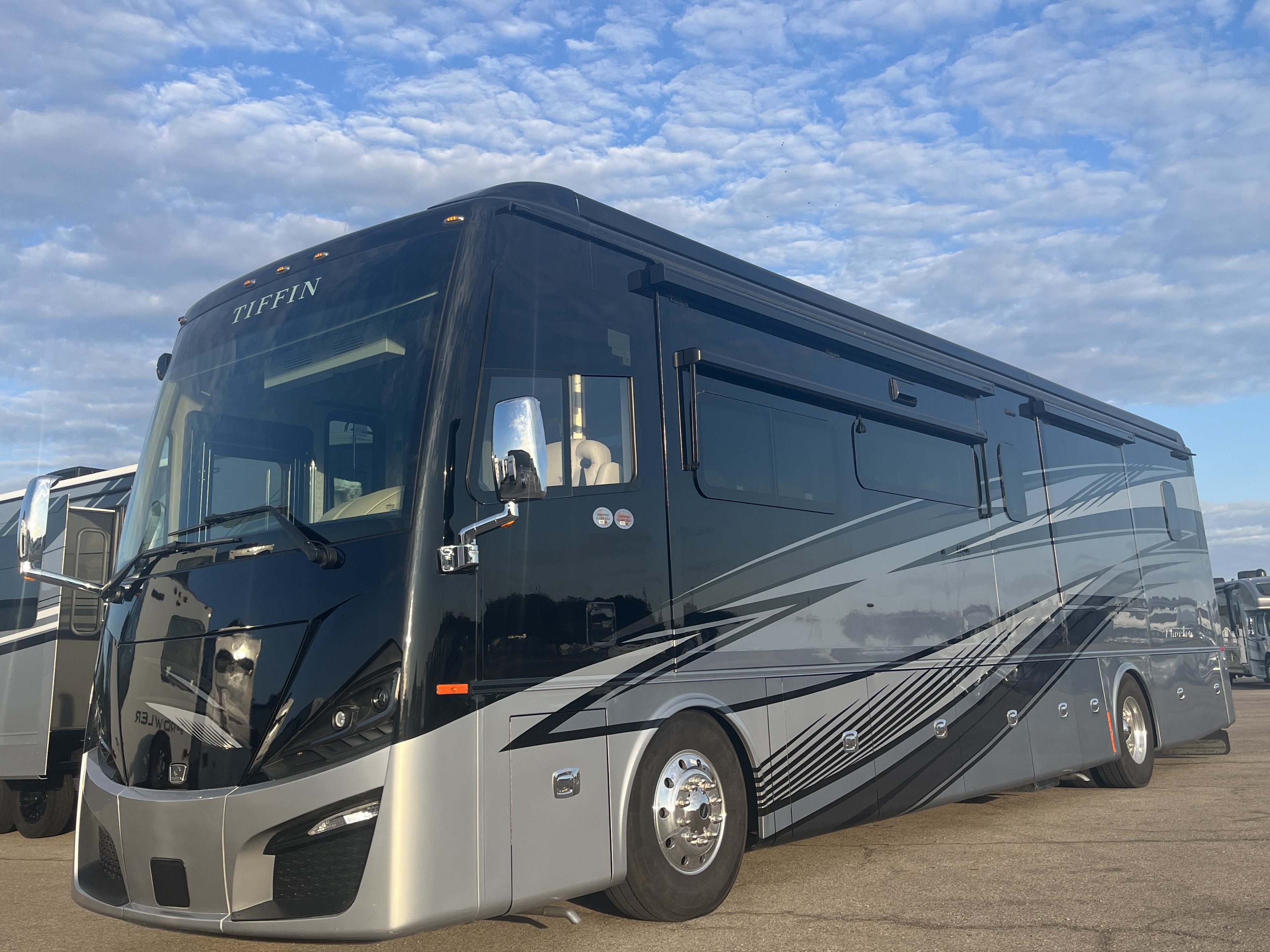 2025 TIFFIN PHAETON 40 IH - Image 2