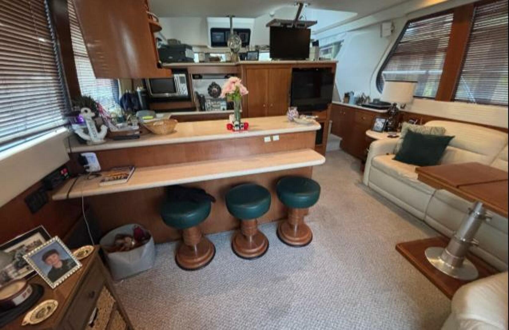 1998 Carver 530 Voyager - Image 24