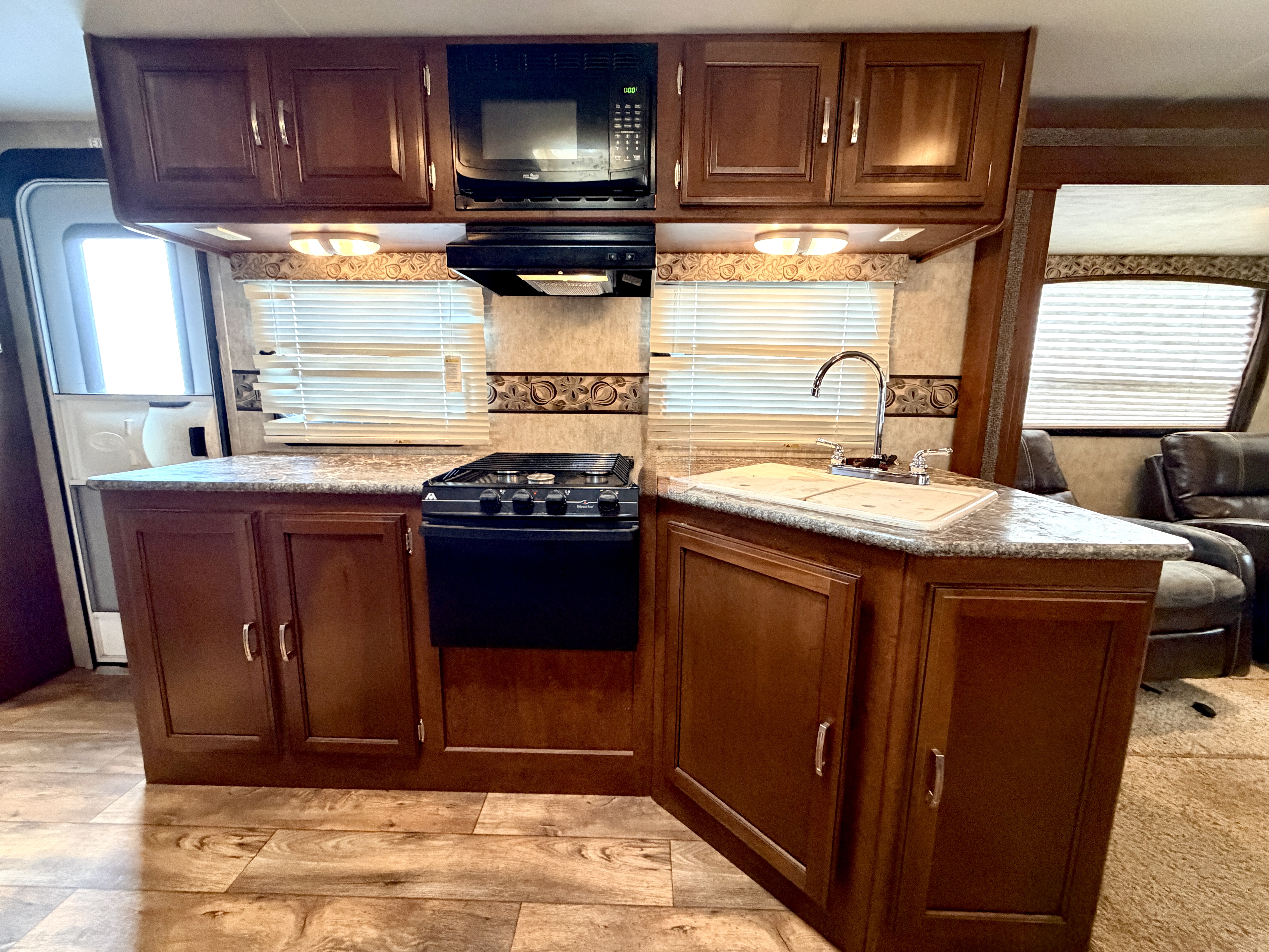 2015 Keystone PASSPORT GRAND TOURING 3180RE - Image 10