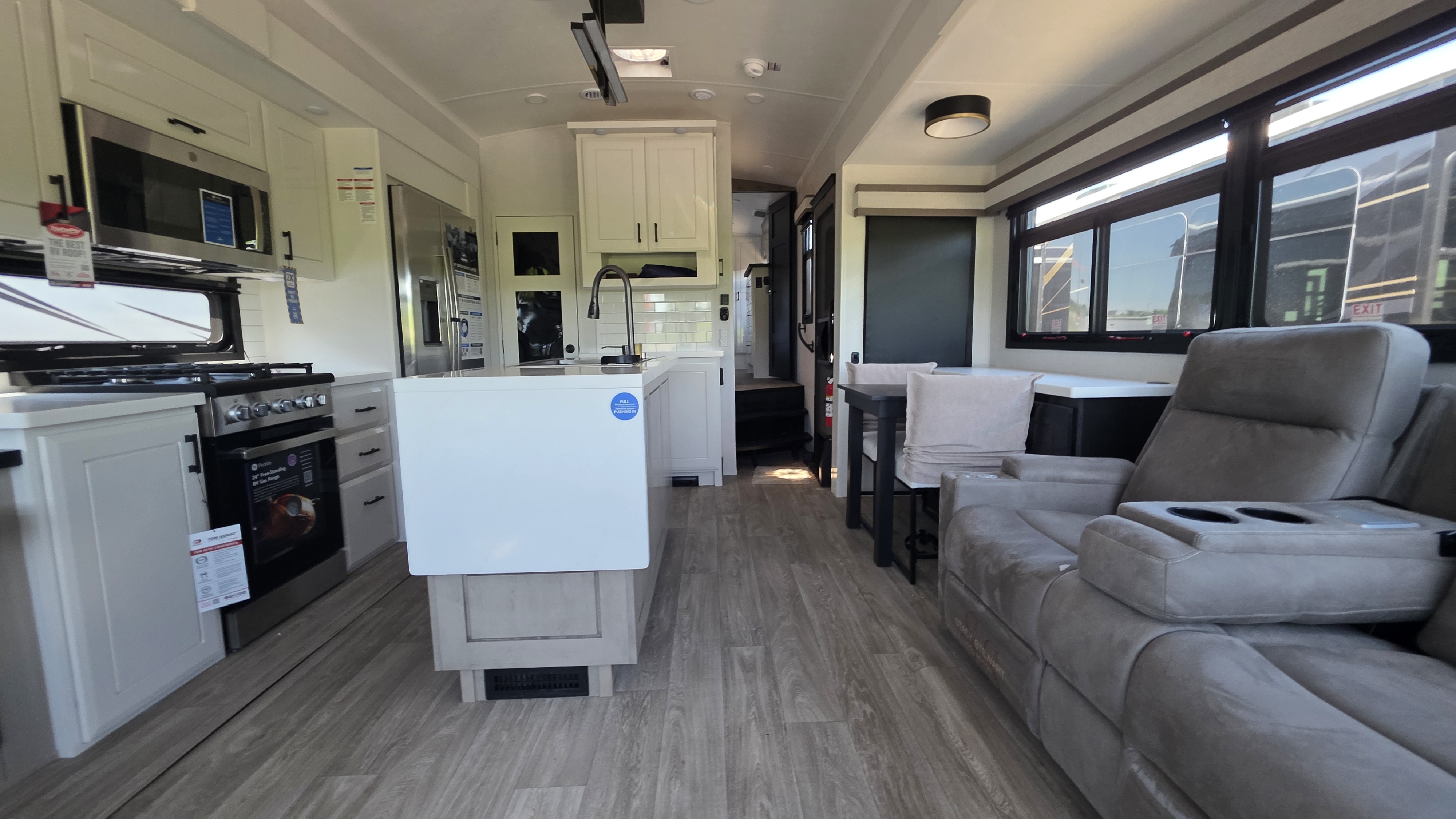 2027 JAYCO PINNACLE 32RLTS - Image 17