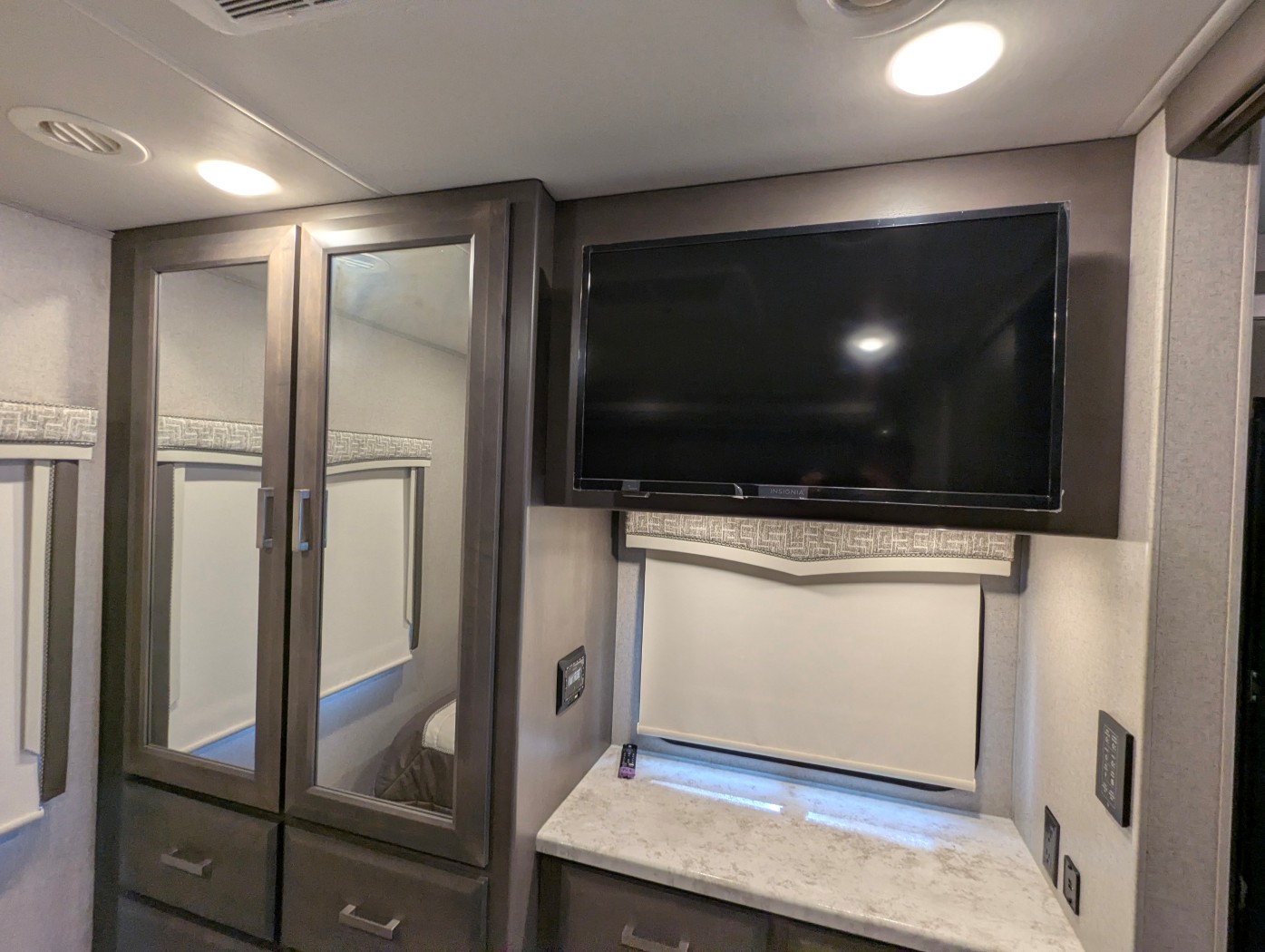 2024 Thor Motor Coach Omni XG32 - Image 32
