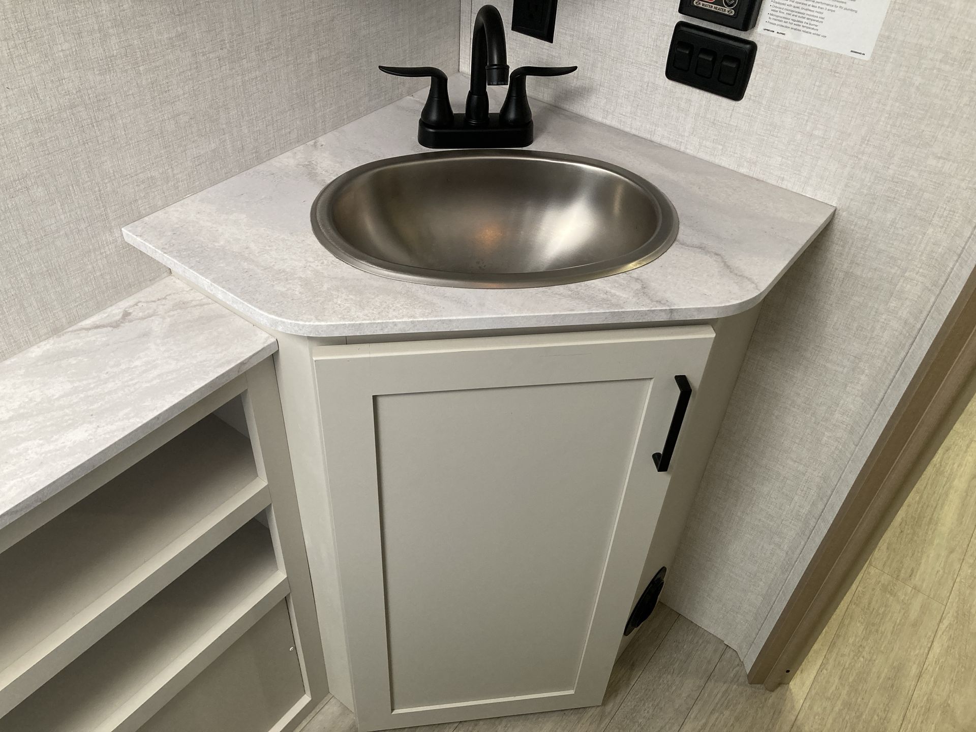 2026 Ember RV E-Series 19ETS - Image 31