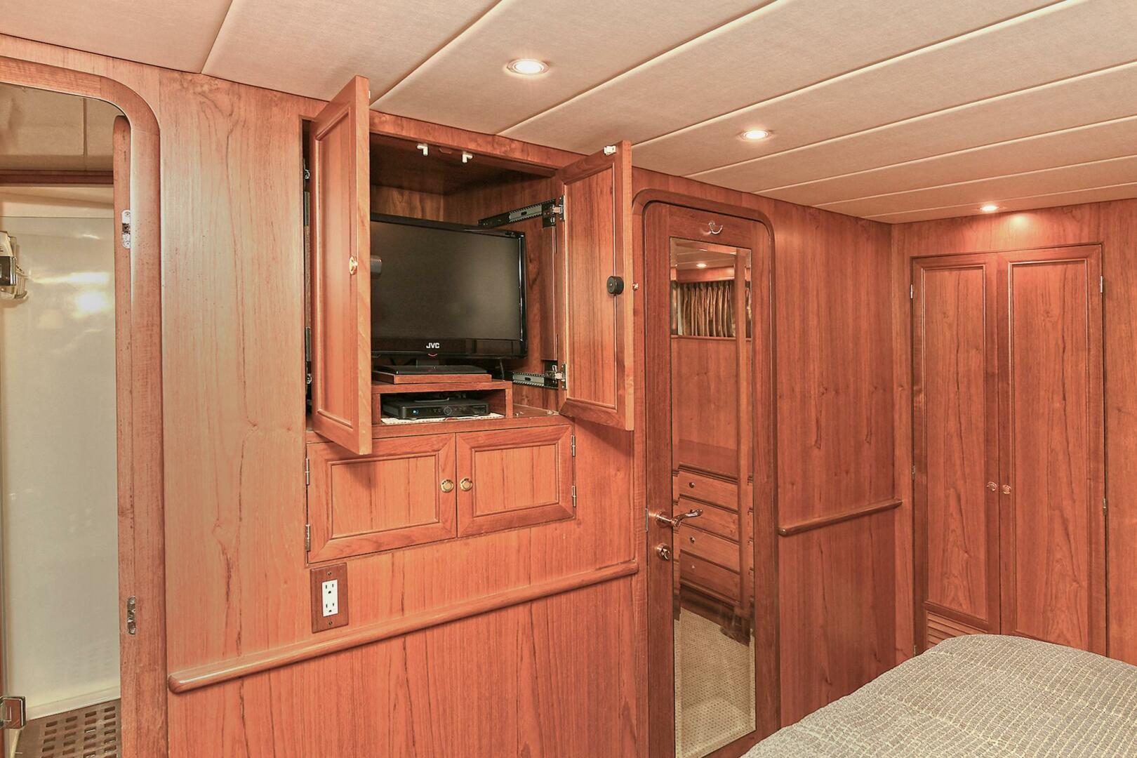 2002 Grand Alaskan Flushdeck - Image 40