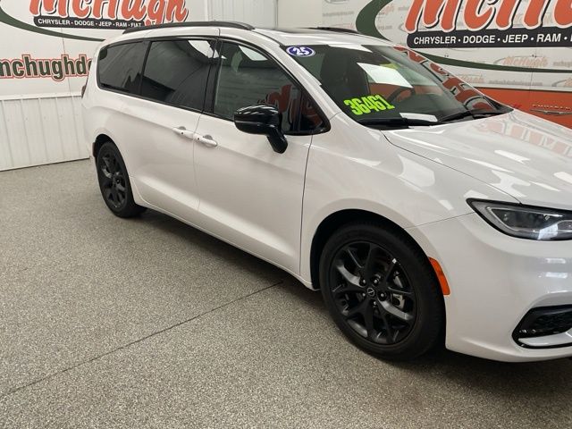 2025 Chrysler Pacifica Limited FWD - Image 4