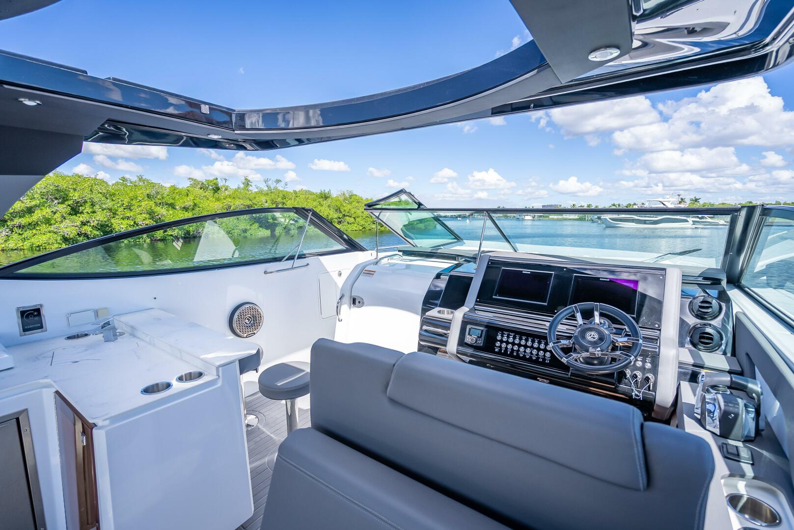 2022 Cruisers Yachts GLS OB - Image 12