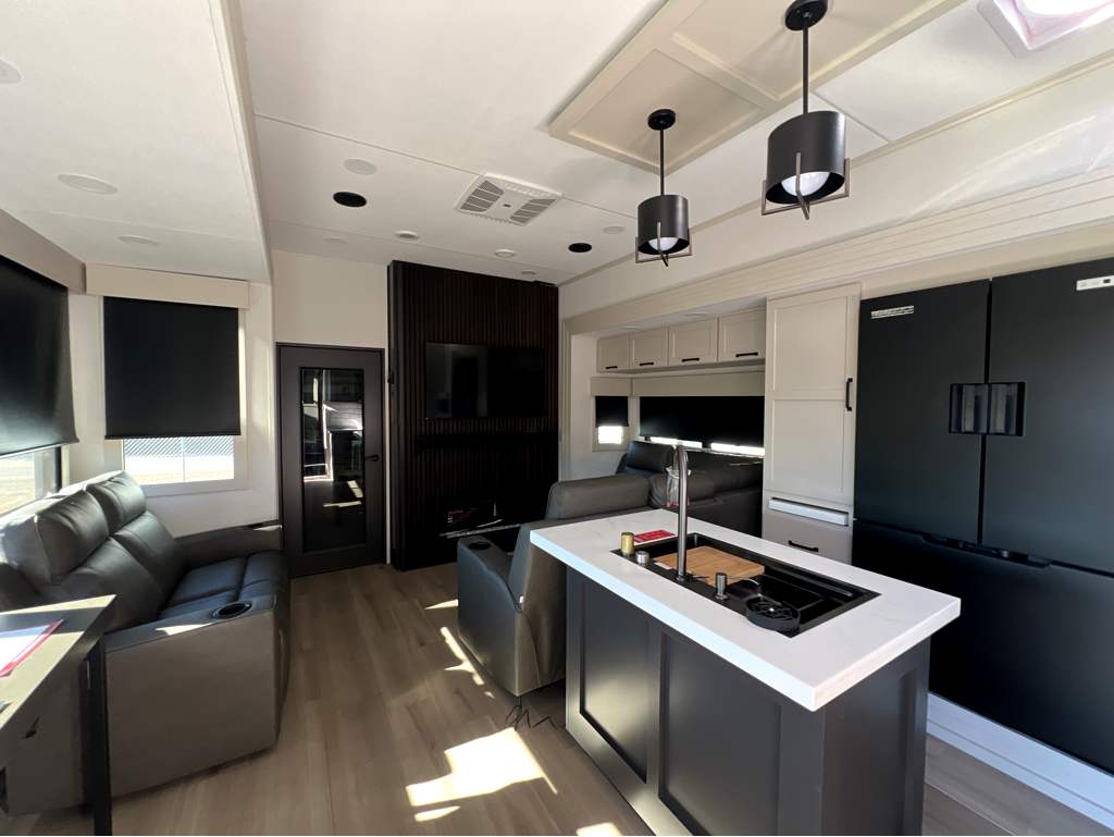 2026 GRAND DESIGN MOMENTUM 395MT - Image 6