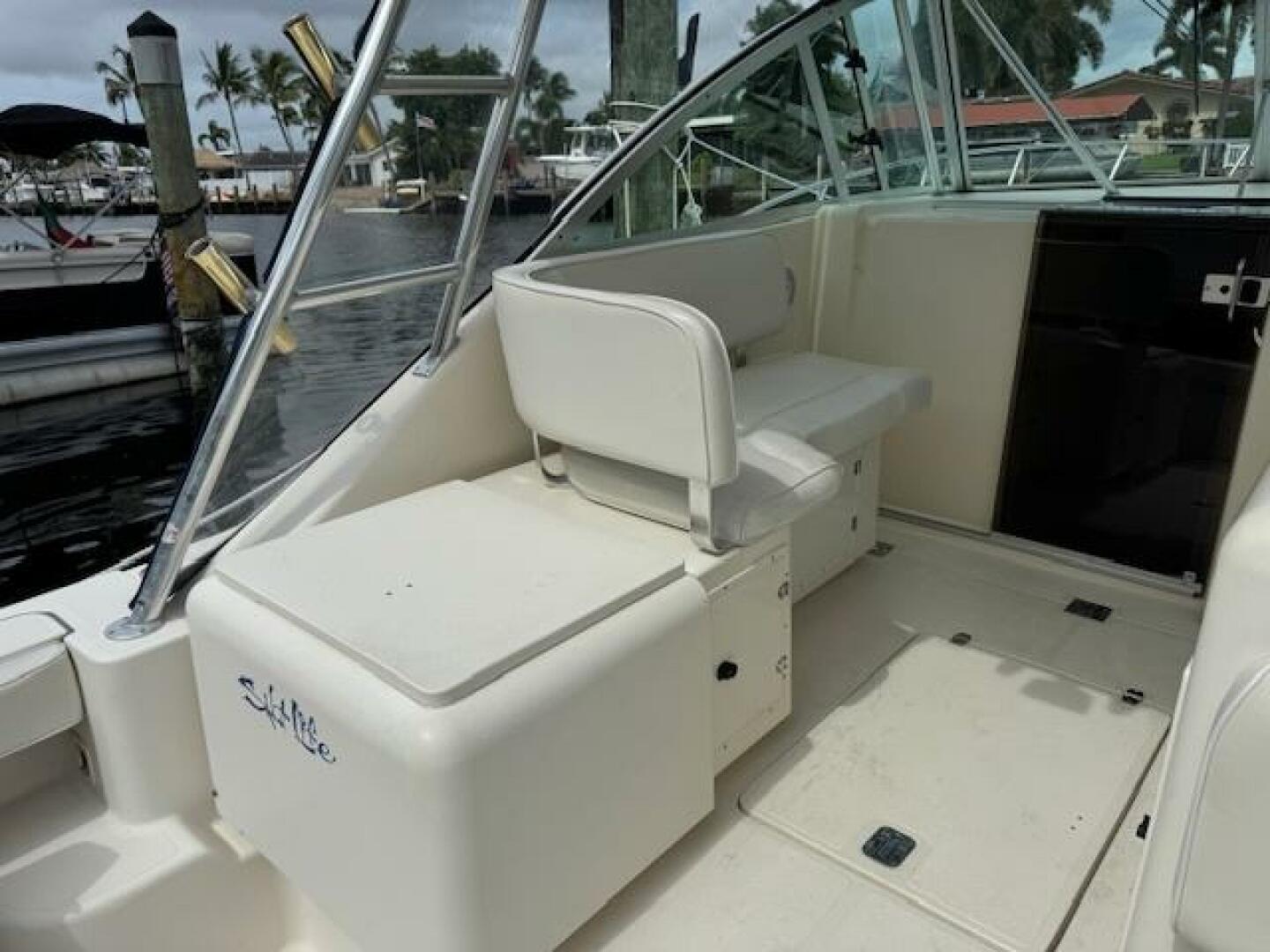 2002 Pursuit 3000 Express - Image 14