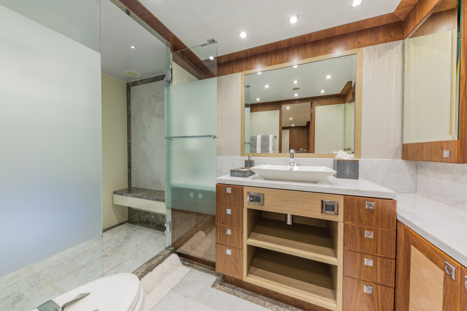 2018 Hargrave Raised Pilothouse - Image 31