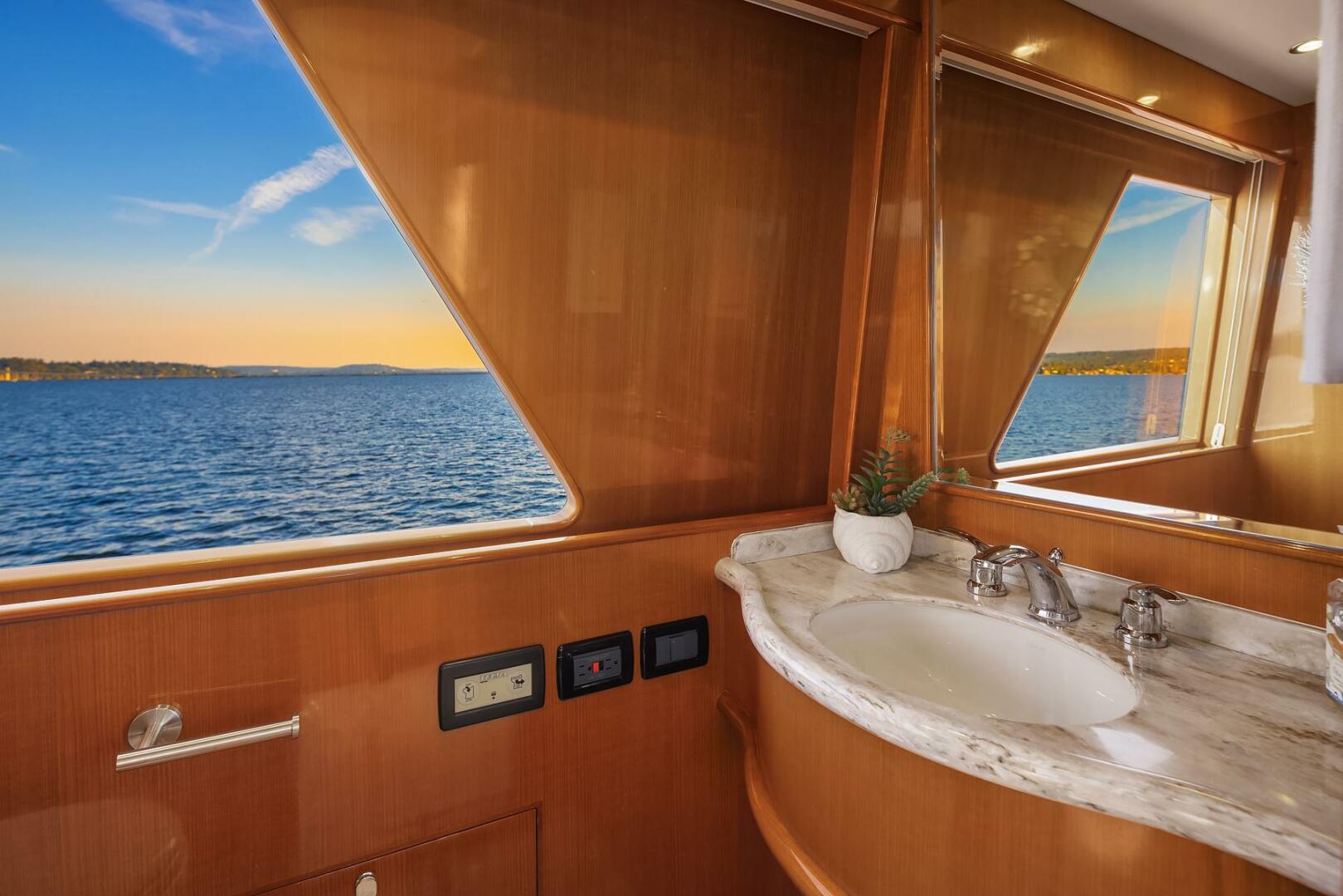 2014 Hampton 720 Skylounge LRC - Image 42