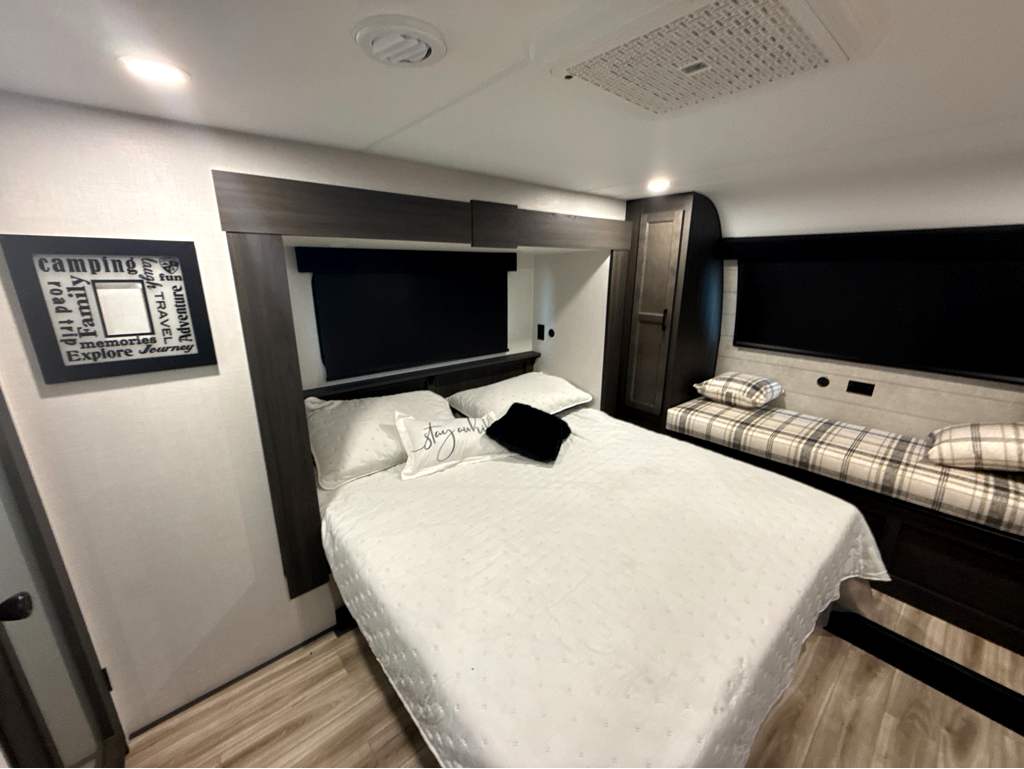2027 VENTURE RV SPORTTREK 354VBH - Image 30