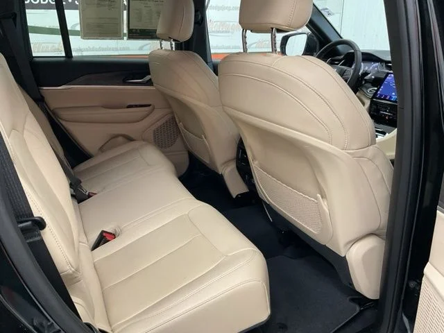 2023 Jeep Grand-Cherokee-L Laredo Altitude 4x4 - Image 23