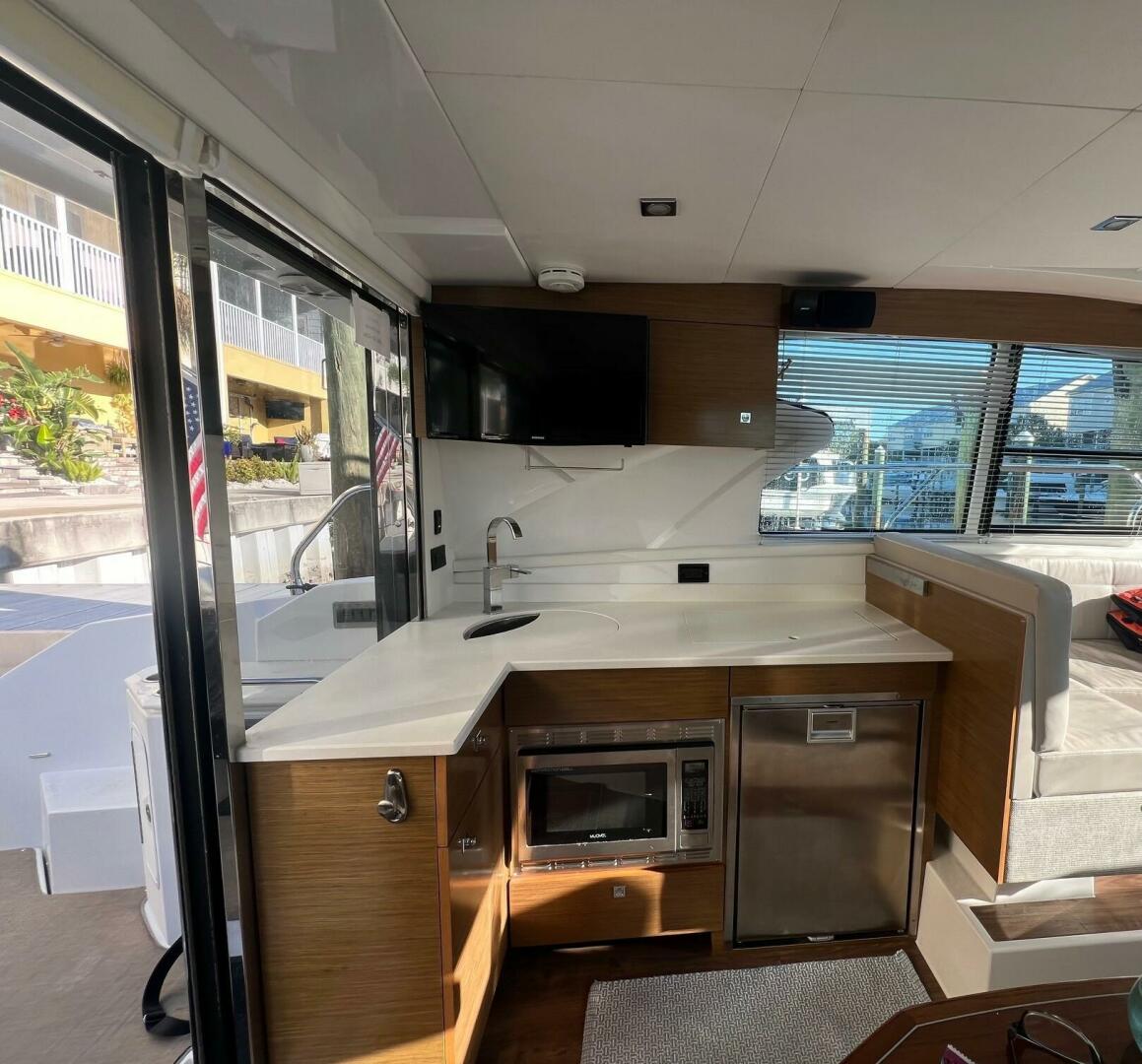 2018 Cruisers Yachts 42 Cantius - Image 12
