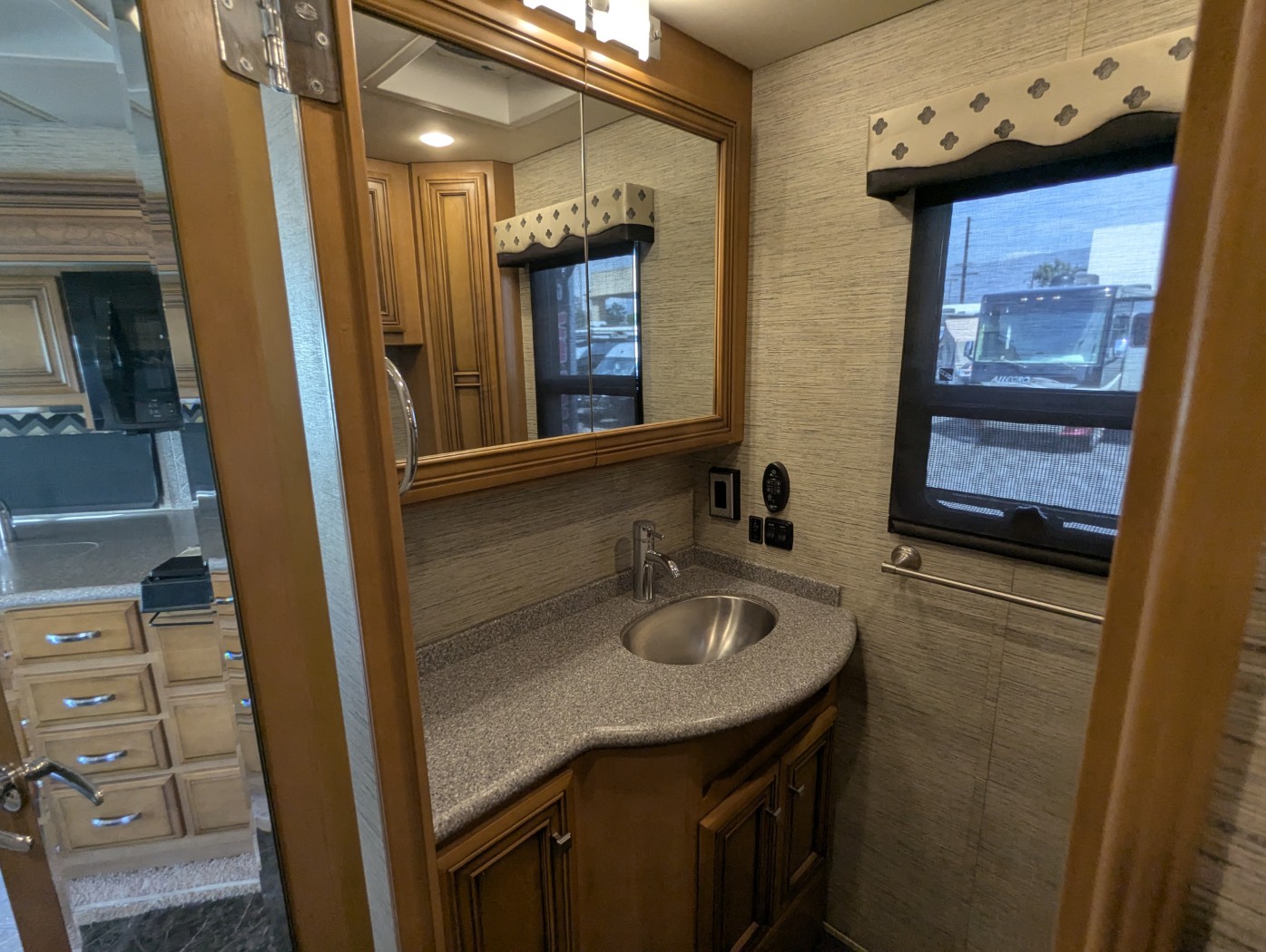 2016 Newmar Bay Star 3403 - Image 26