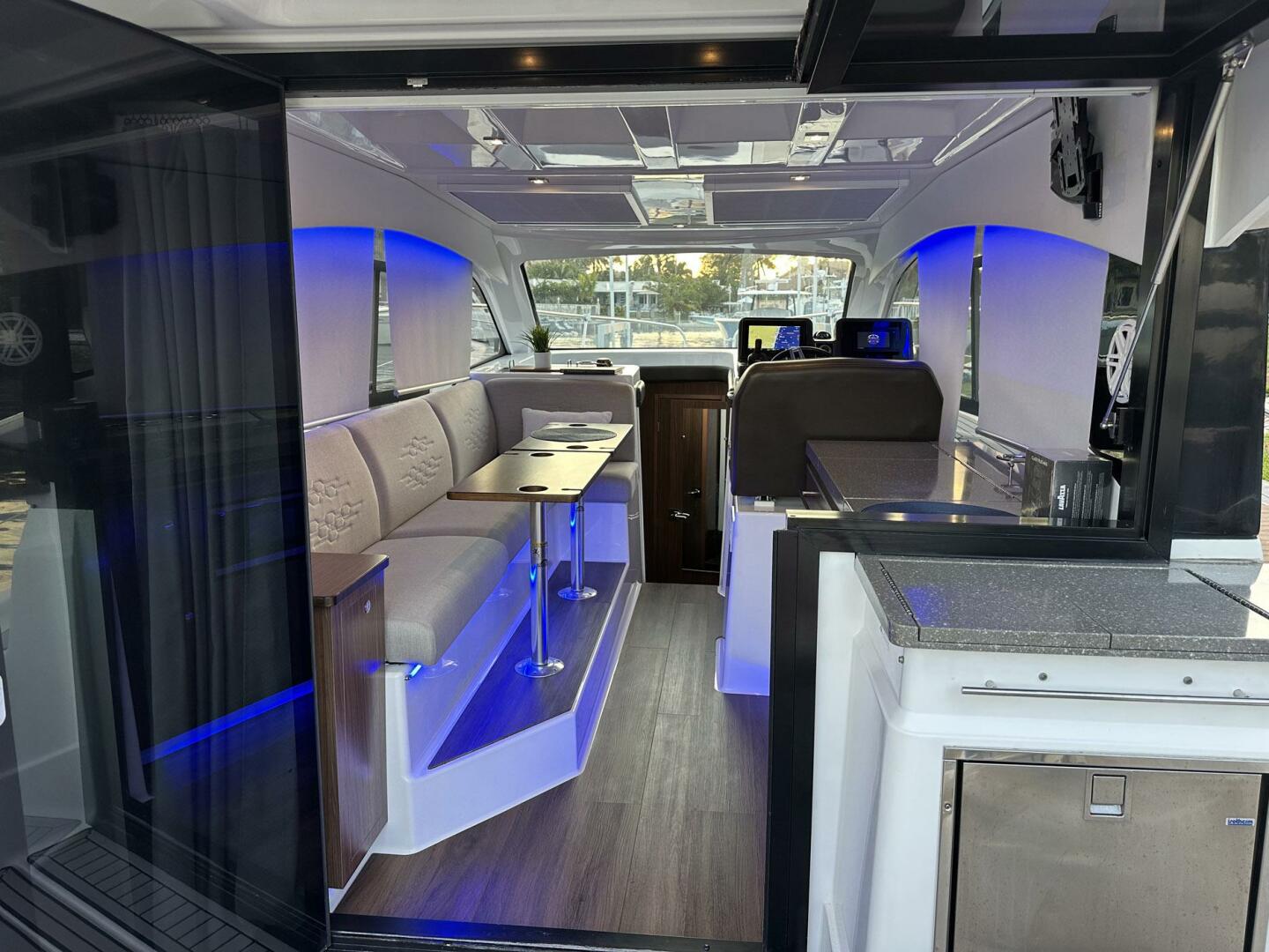 2020 Four Winns Vista 355 Coupe - Image 21