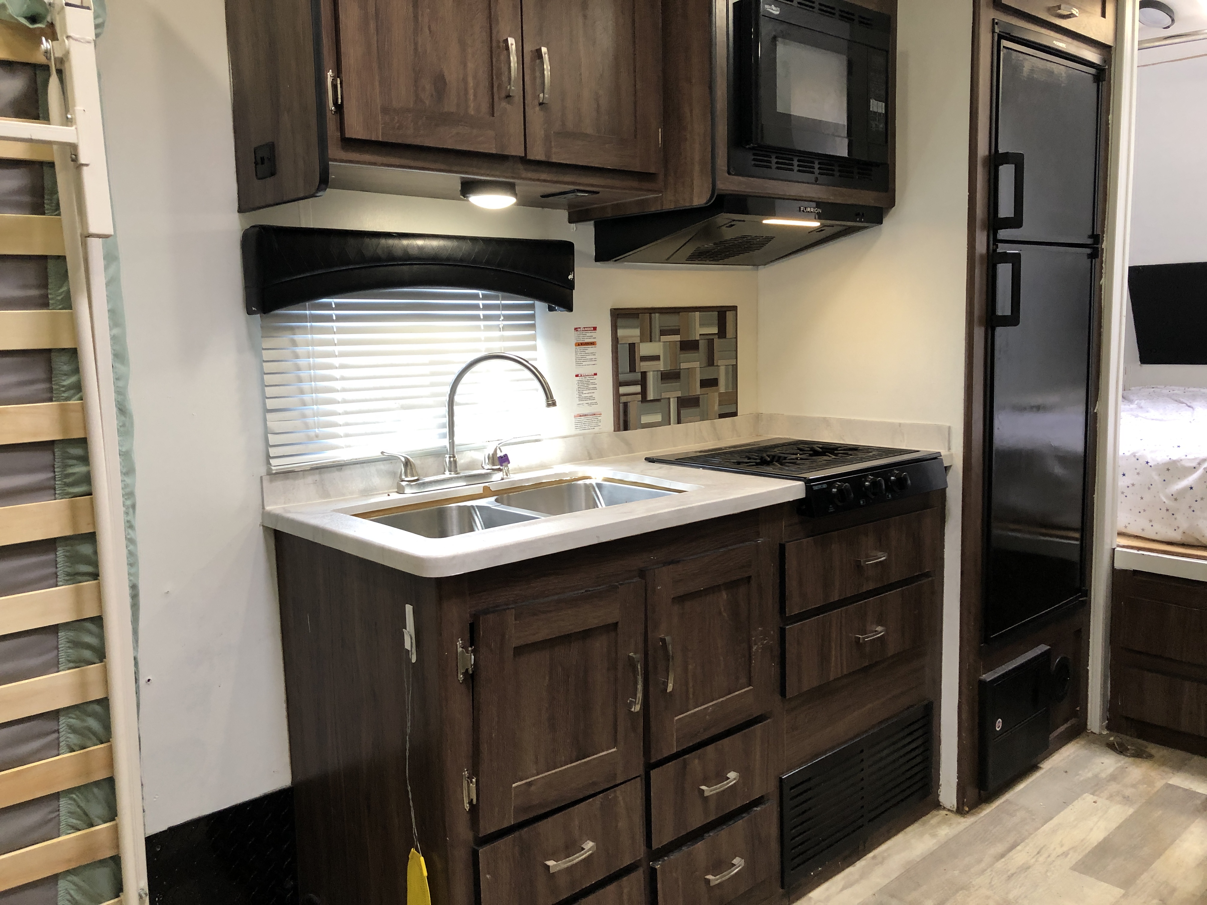 2019 WORK AND PLAY LE TOY HAULER 19WLE - Image 10