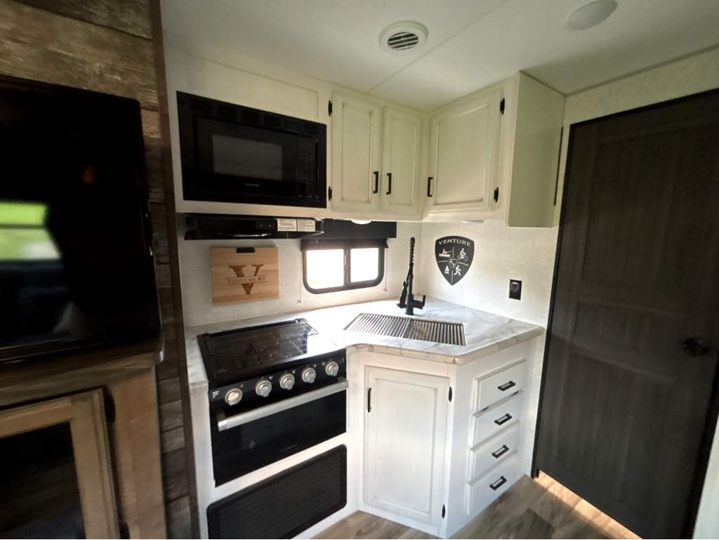 2022 VENTURE RV SPORTTREK 241VMS - Image 13