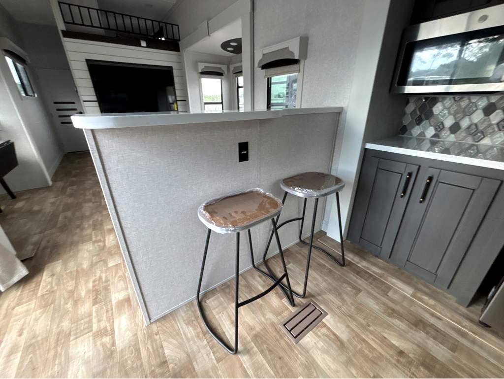2025 CROSSROADS REDWOOD REGENCY 3881FKL - Image 27