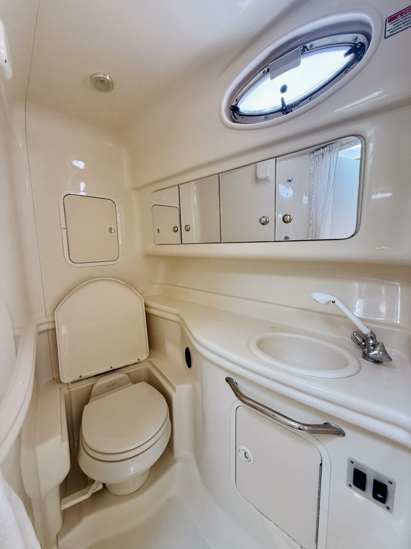 2004 Sea Ray 320 Sundancer - Image 17