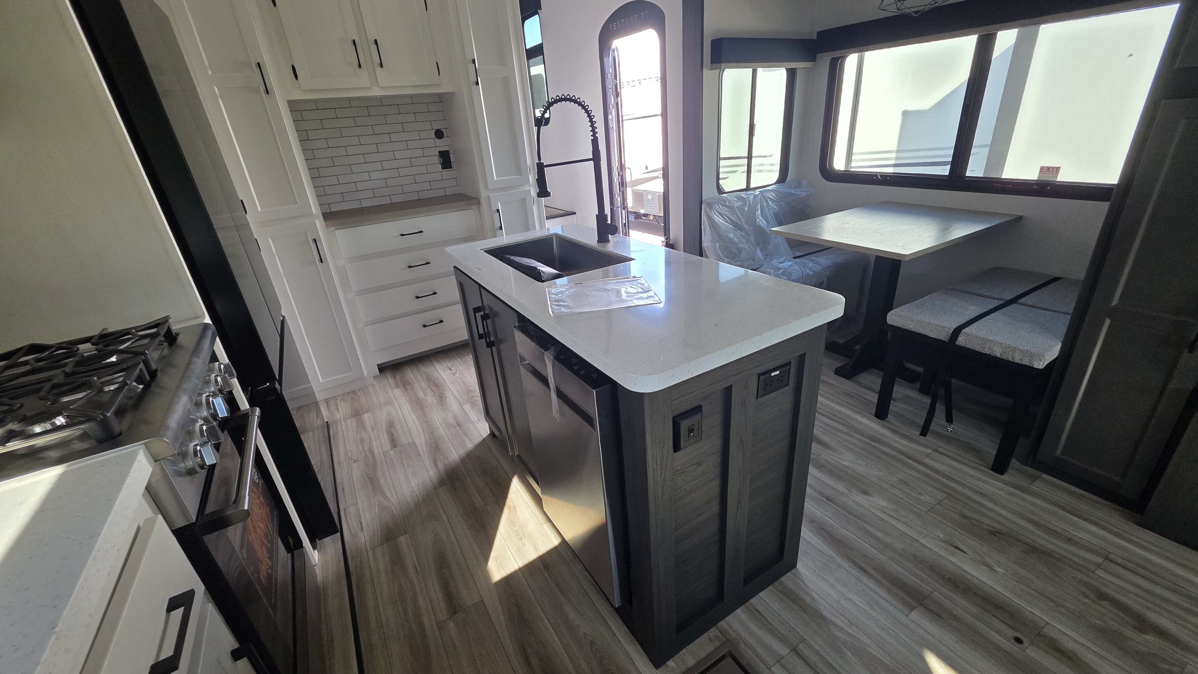 2027 VENTURE RV SPORTTREK 353VIK - Image 19