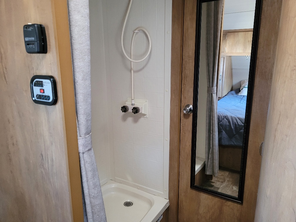 2017 Gulf Stream Vintage Cruiser 19ERD - Image 21