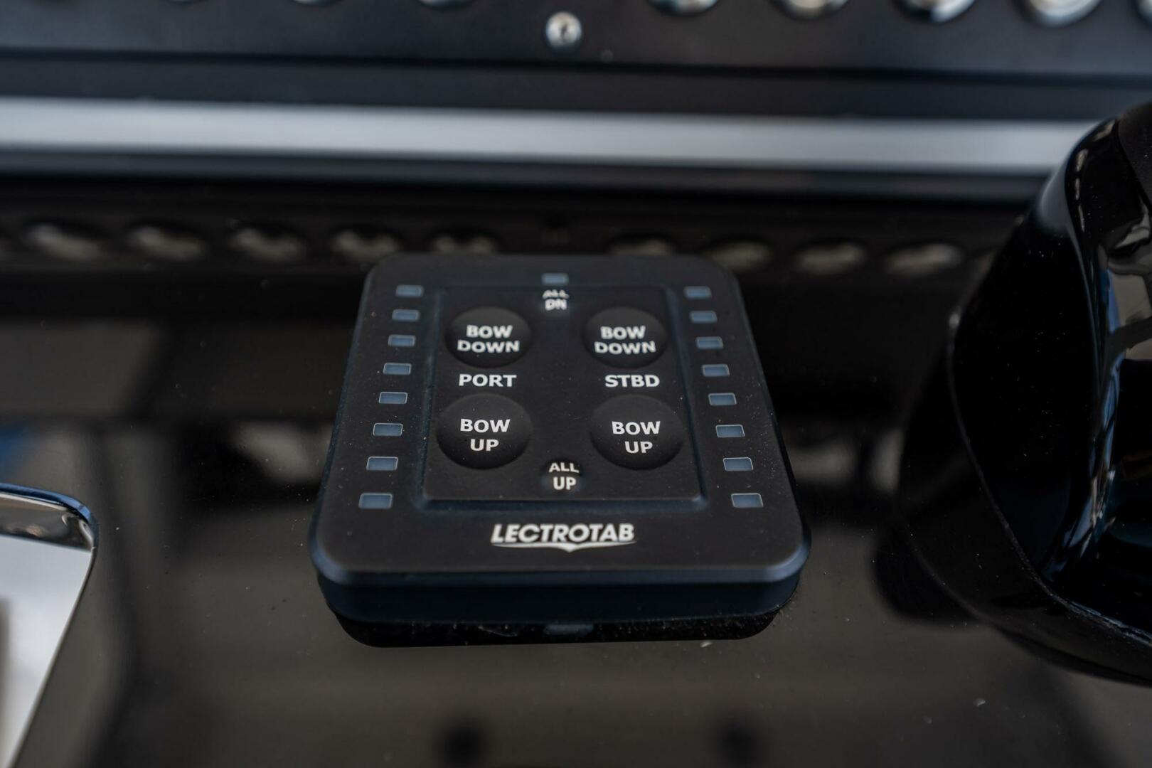 2021 Everglades 335 Center Console - Image 31