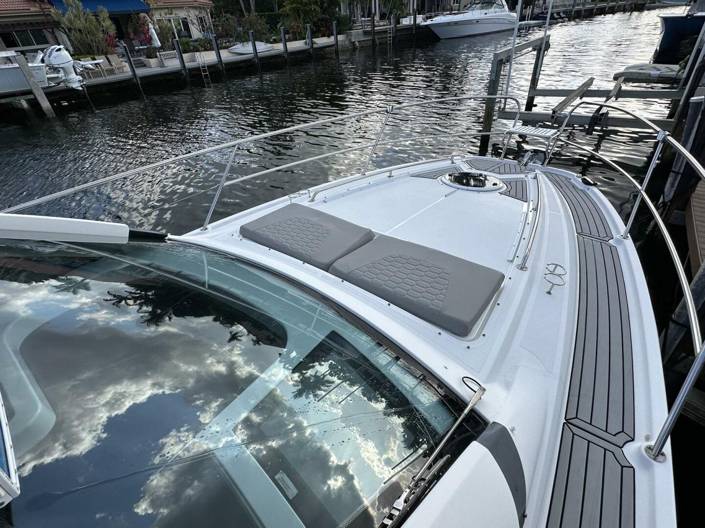 2020 Four Winns Vista 355 Coupe - Image 8