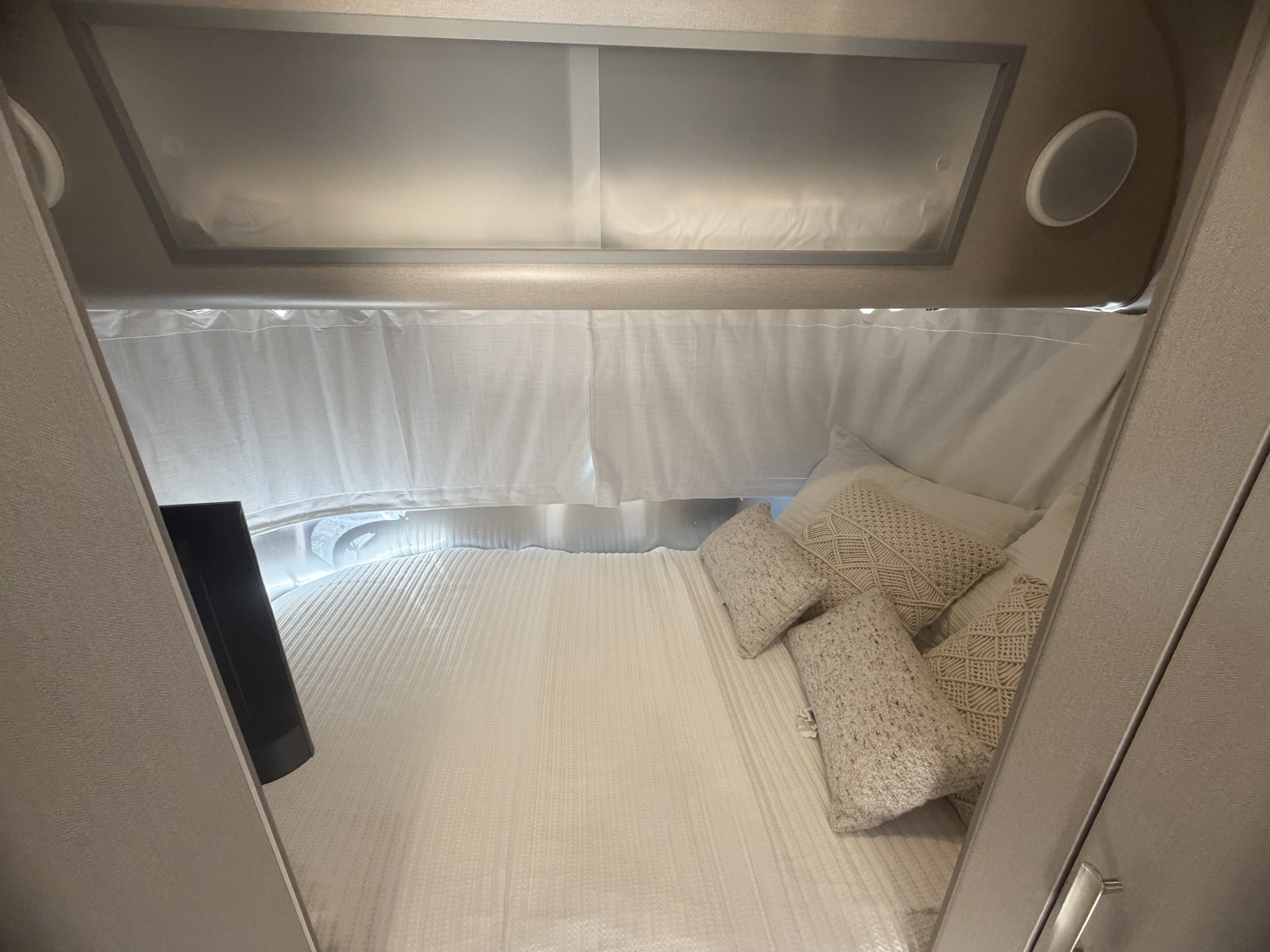 2027 AIRSTREAM CARAVEL 16RB - Image 6