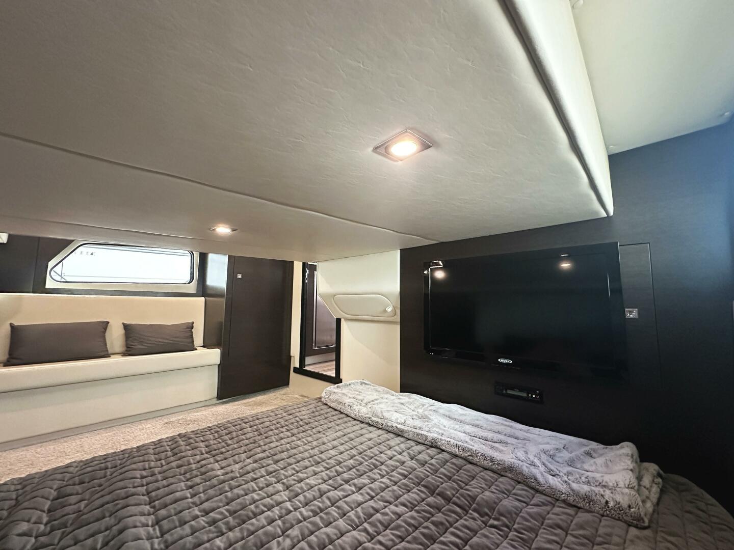2017 Cruisers Yachts 390 Express Coupe - Image 39