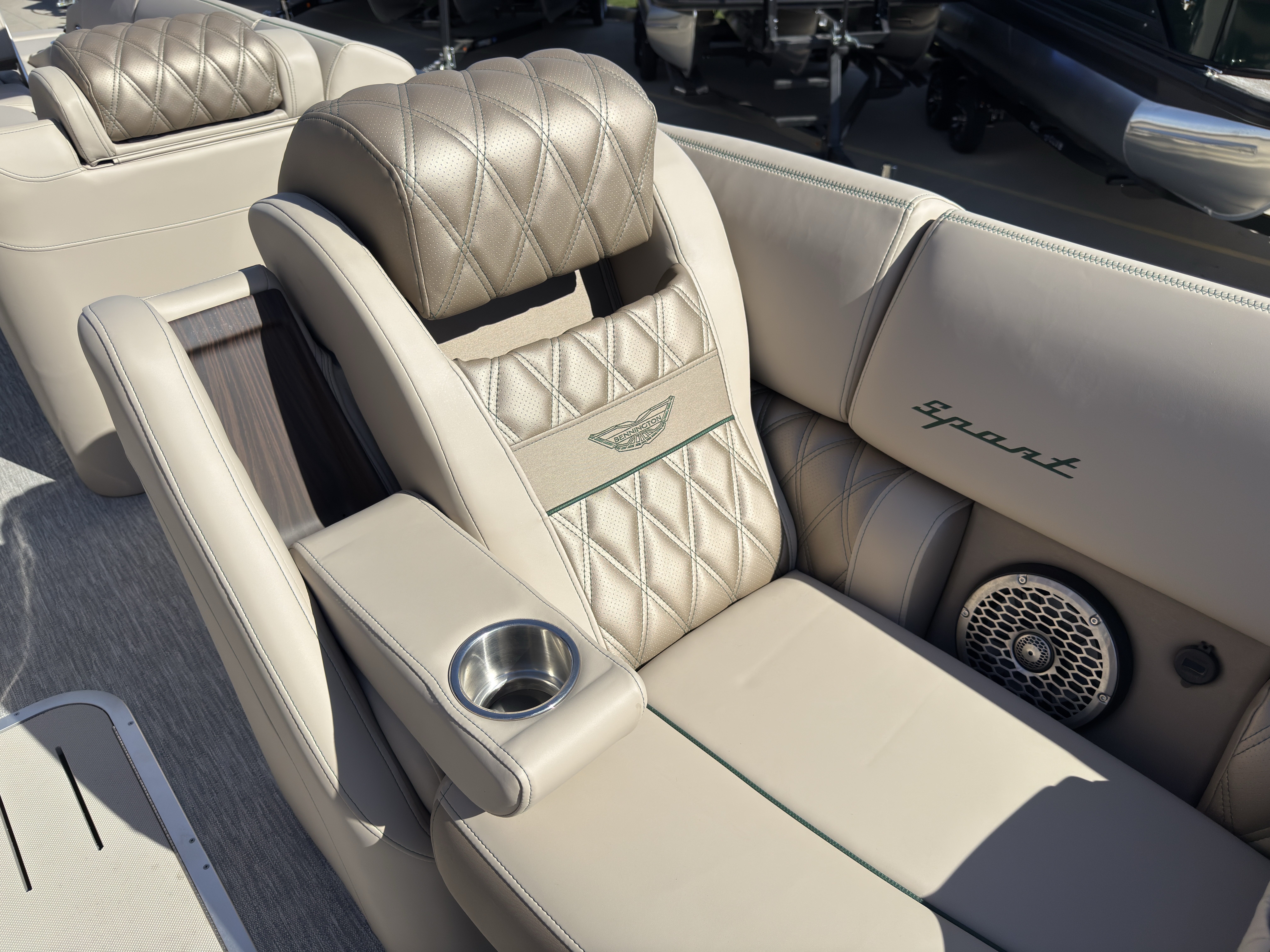 2026 Bennington 25QXSBA 425HP V10 Tritoon Pontoon - Image 46