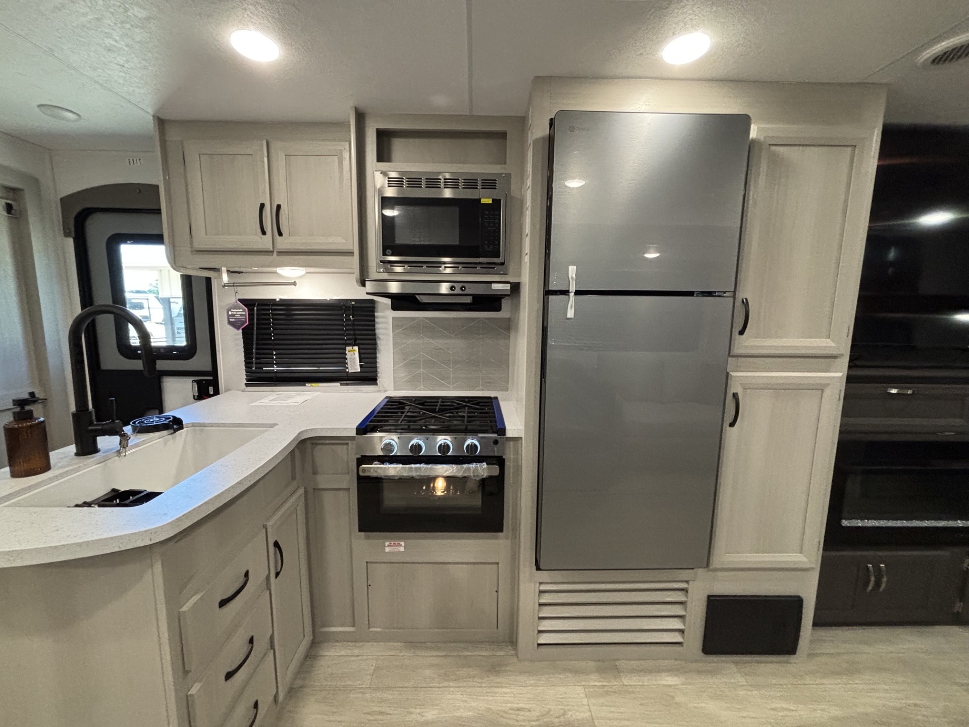 2027 Coachmen Catalina Legacy Edition 273DBHCK - Image 19
