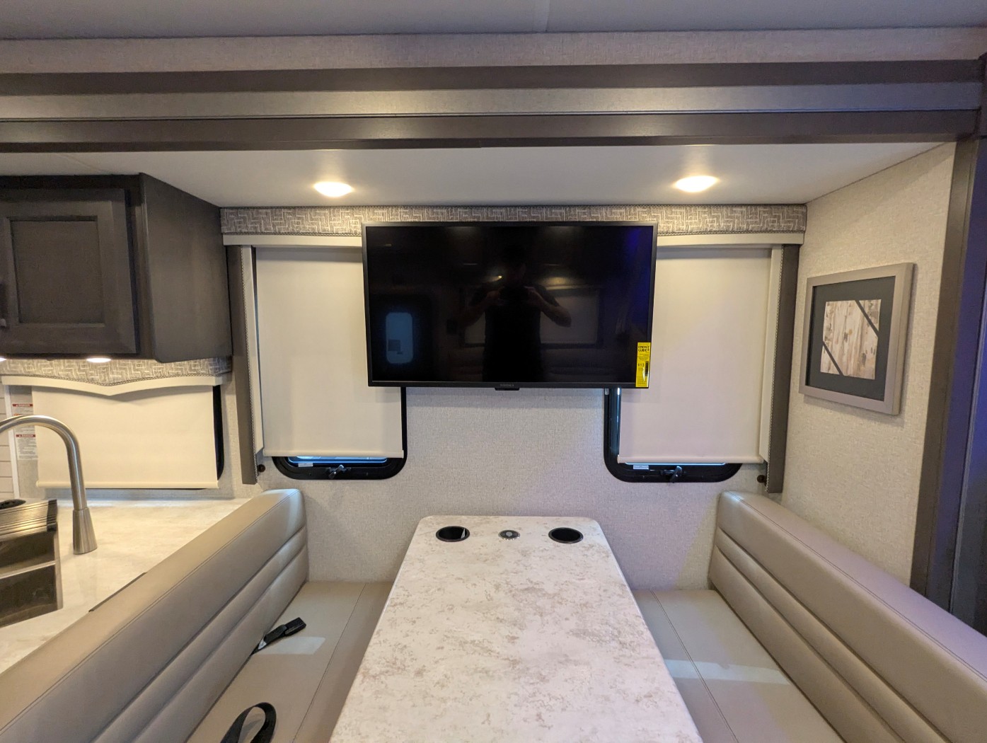 2024 Thor Motor Coach Omni XG32 - Image 20