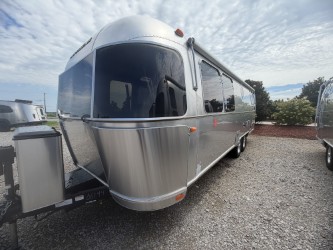 2027 AIRSTREAM FRANK LLOYD WRIGHT 28RBT - Image 10