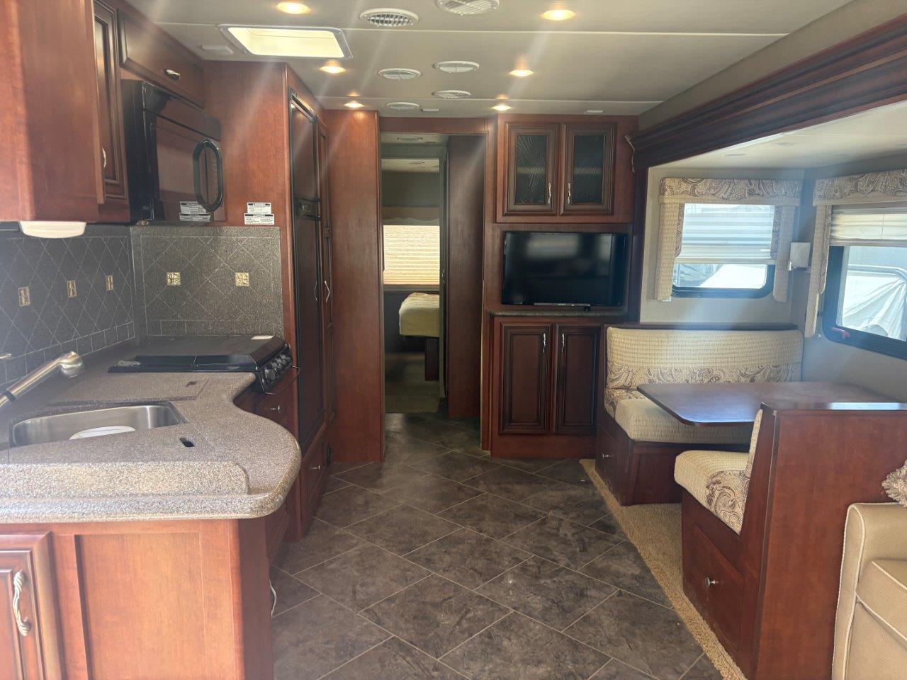 2014 Newmar Bay Star 3309 - Image 52