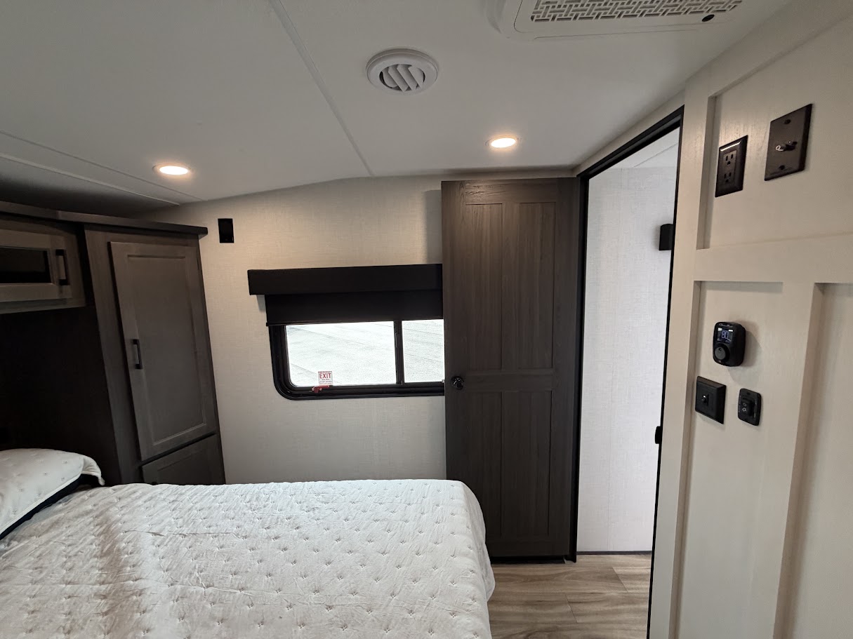 2027 VENTURE RV SPORTTREK 303VIK - Image 31