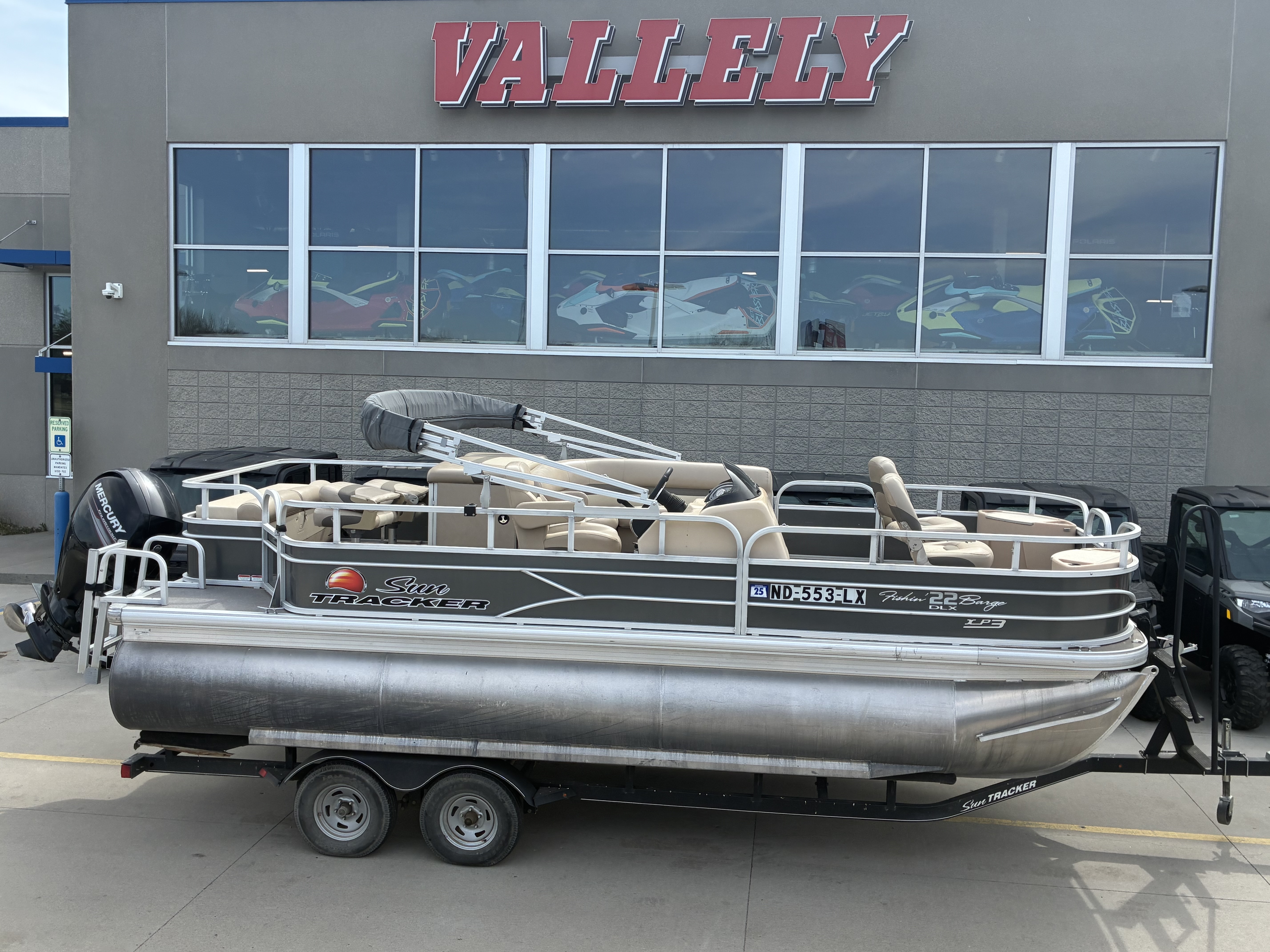 Suntracker Fishing Barge 22 XP3 - Image 1