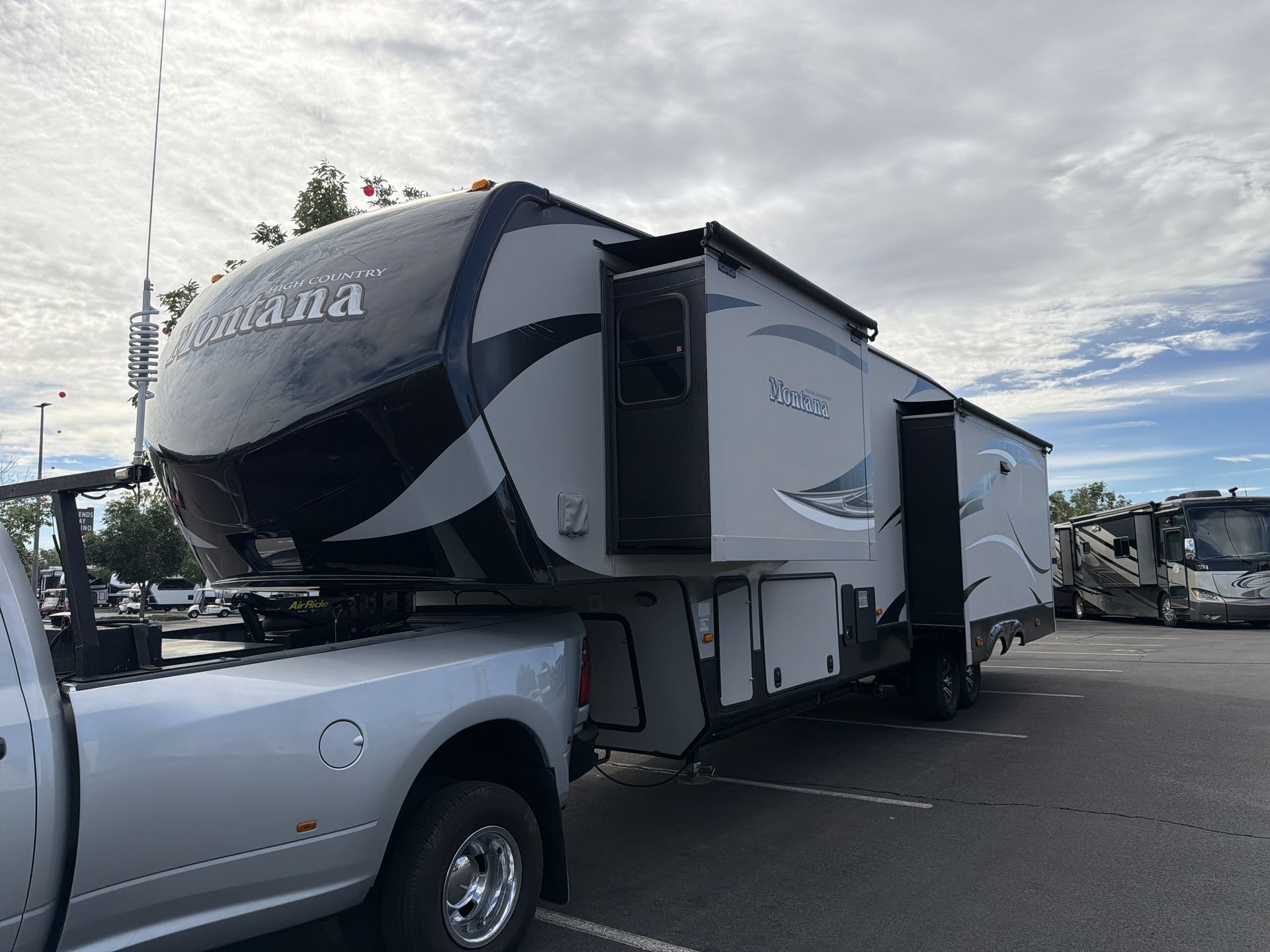 2015 Keystone Montana High Country 353RL - Image 3