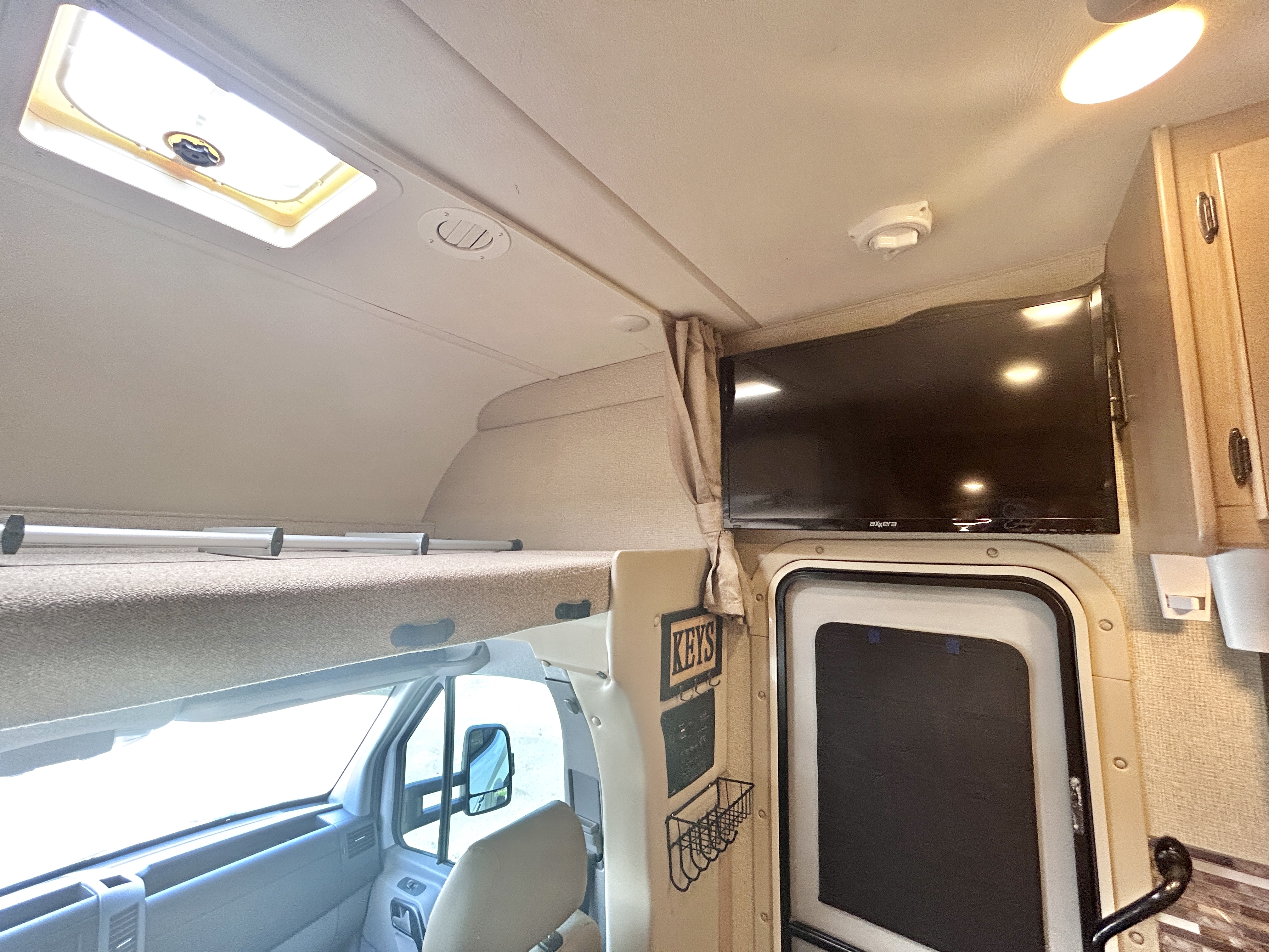 2018 Thor Motor Coach Chateau Sprinter 24WS - Image 16