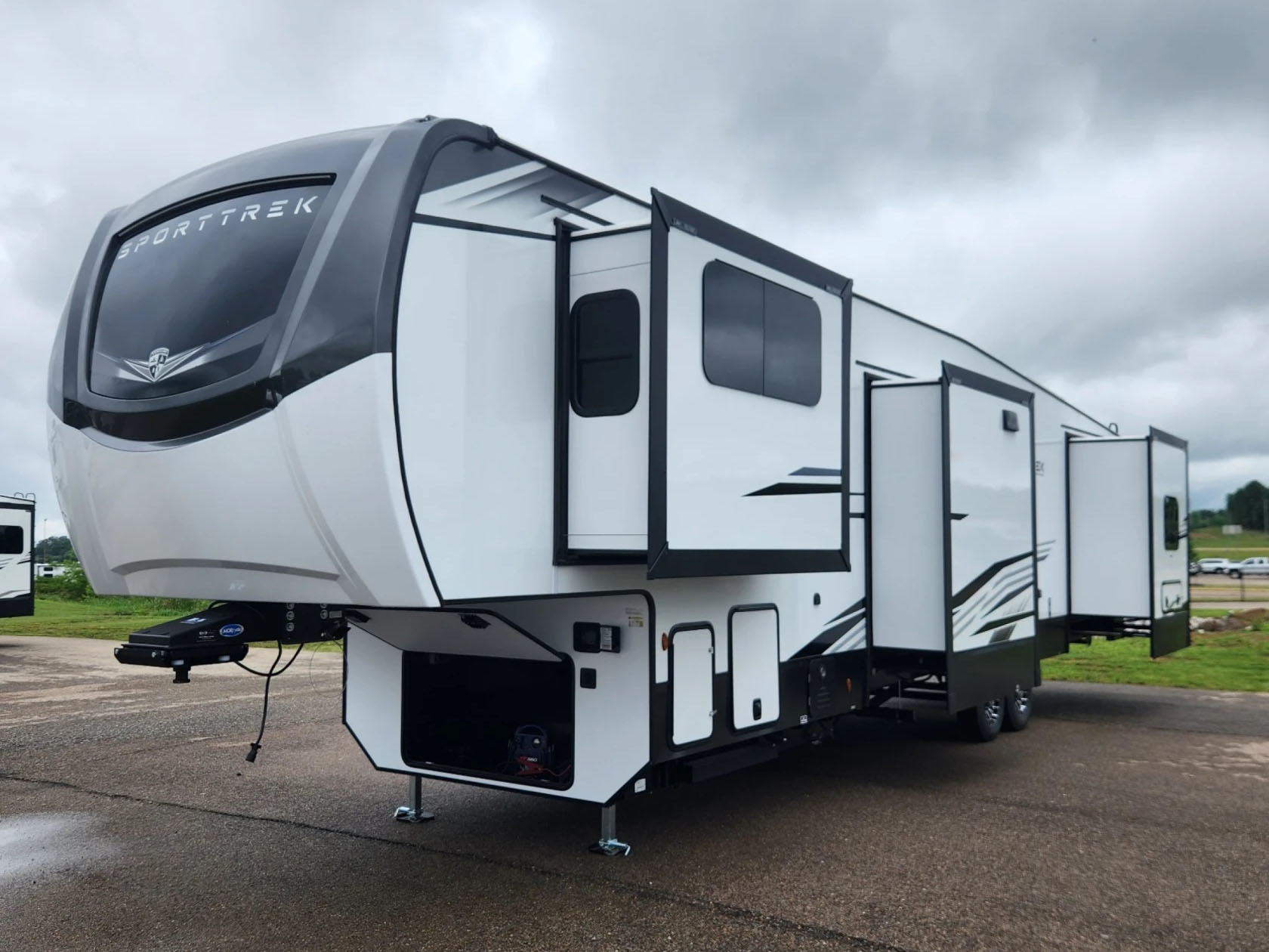 2026 VENTURE RV SPORTTREK 365VFL - Image 2