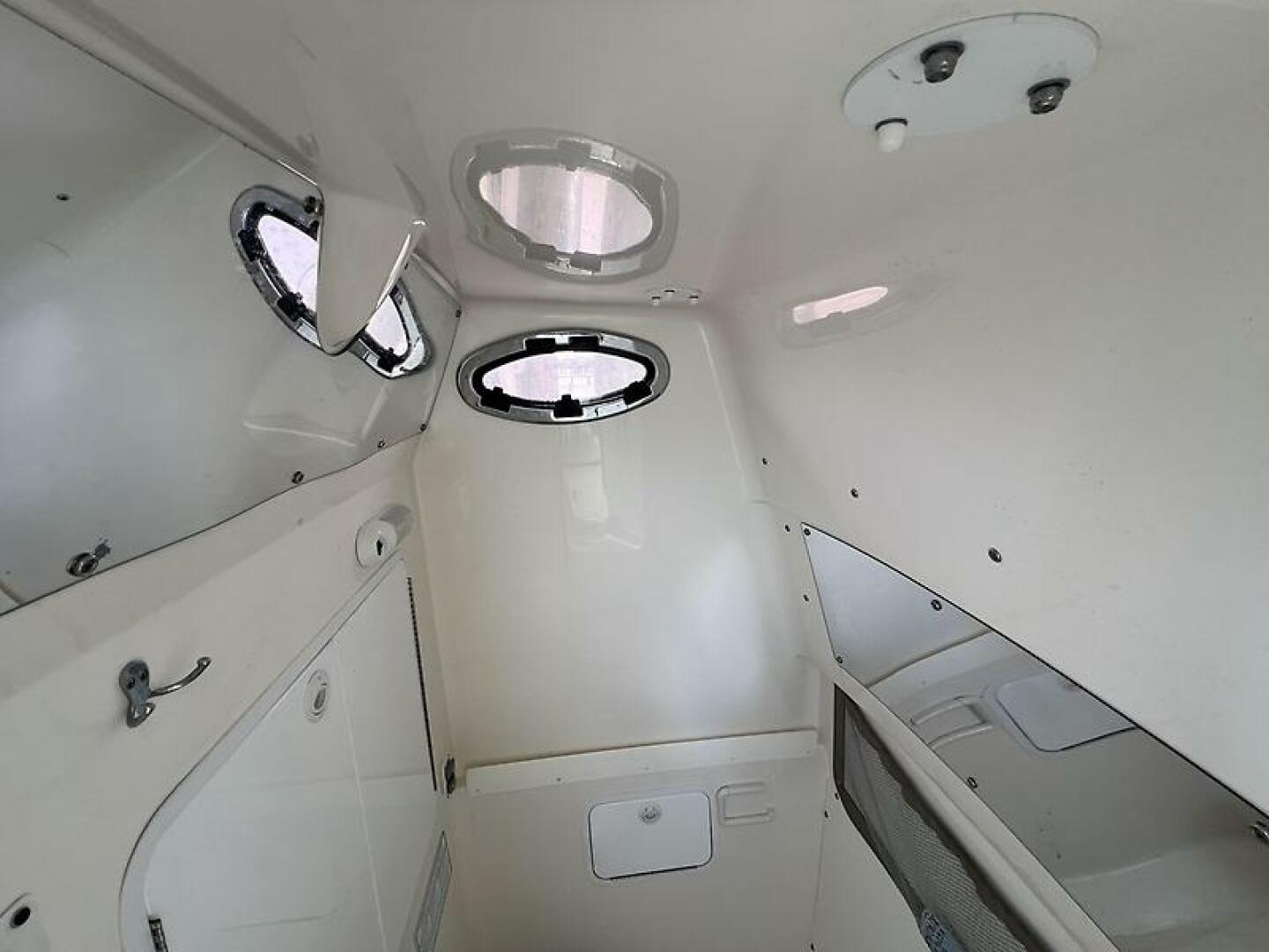 2013 Regulator 28 FS w/SeaKeeper Ride - Image 27