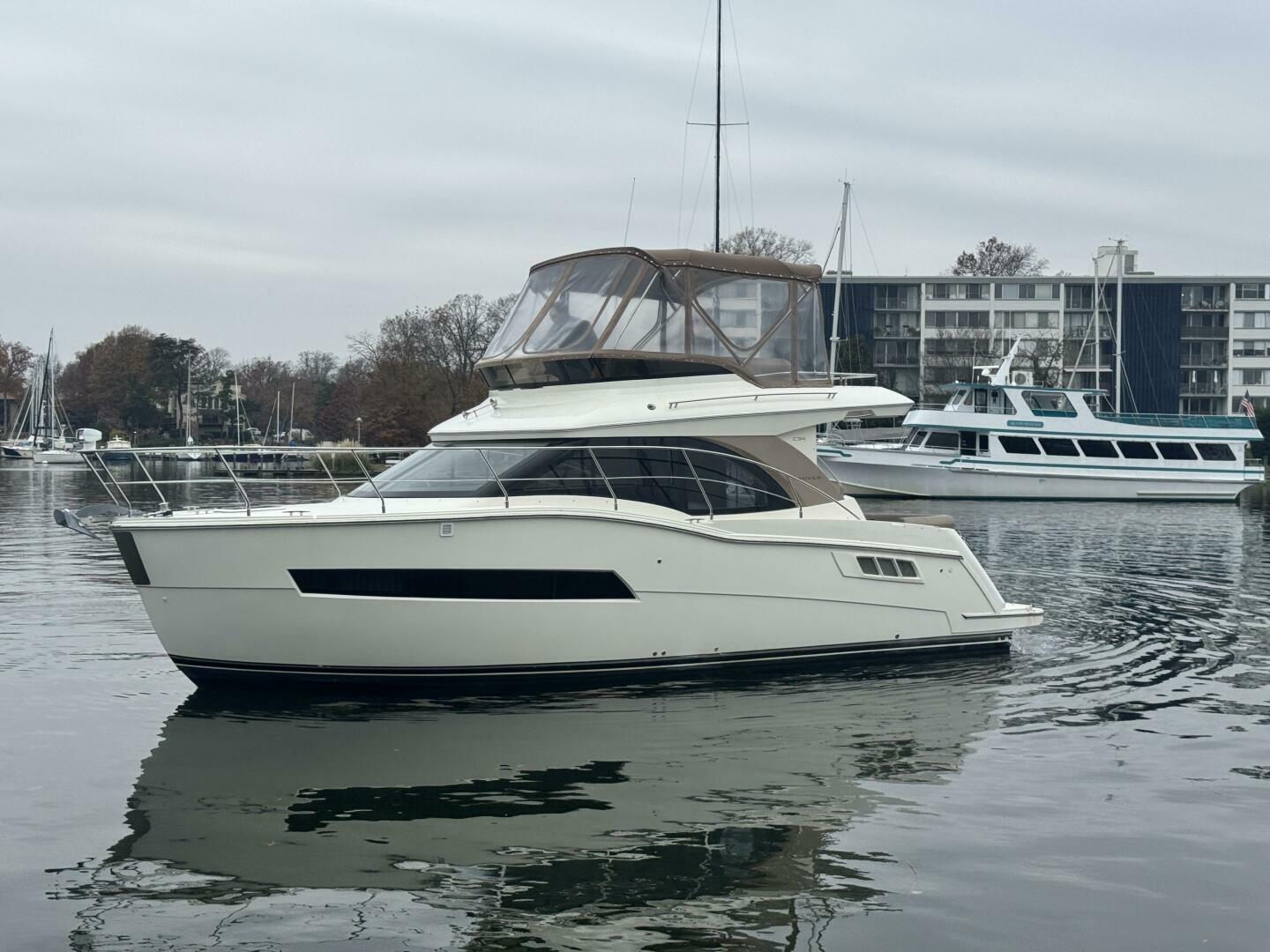 2016 Carver C34 Command Bridge - Image 1