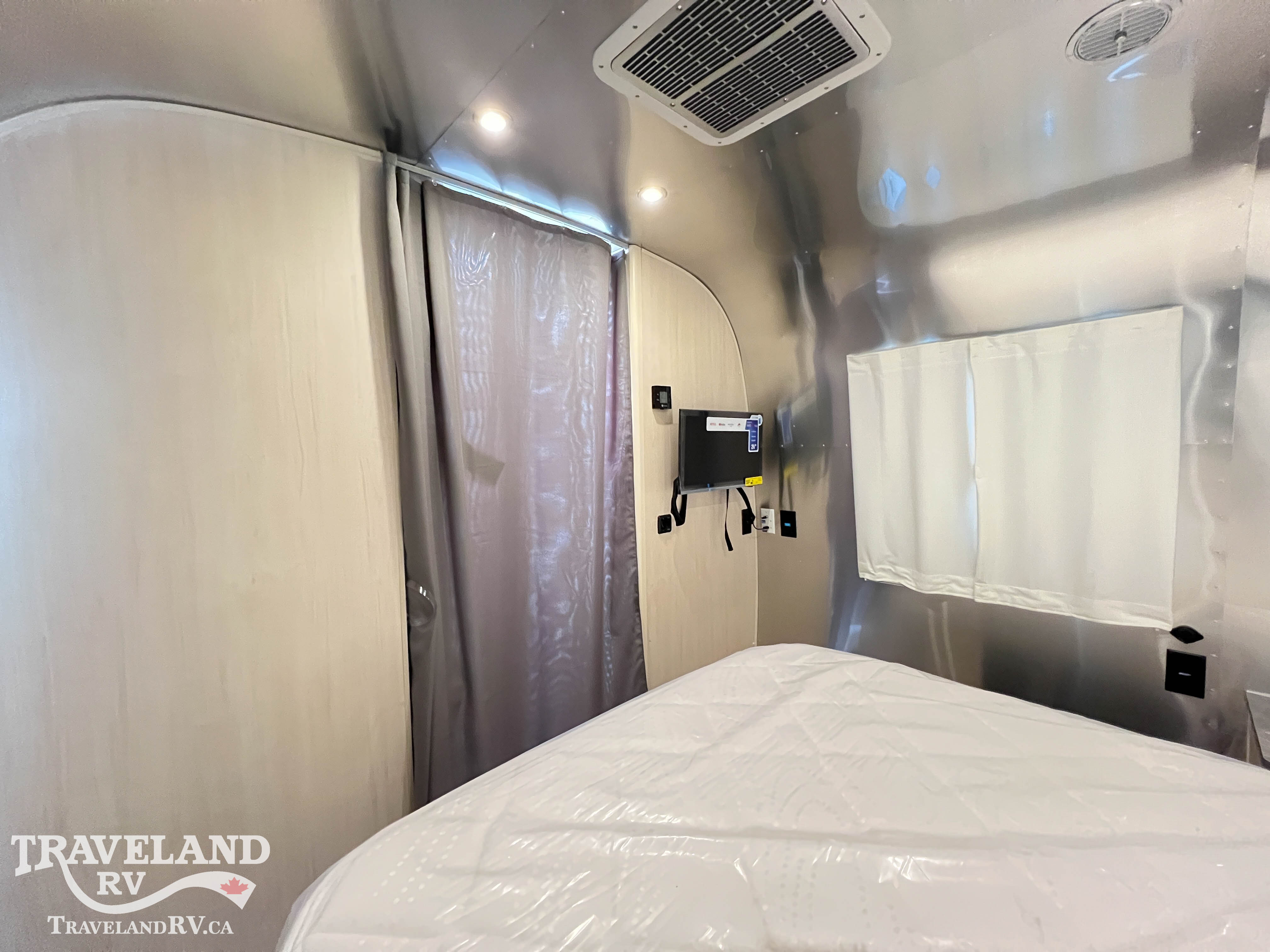 2026 Airstream Flying Cloud 27FB - Image 26