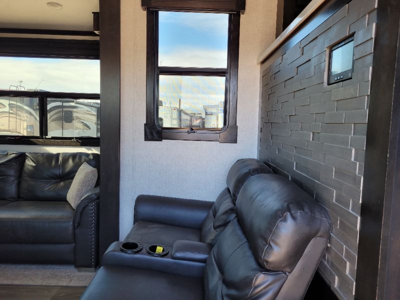 2021 CrossRoads Redwood RW3981FK - Image 3