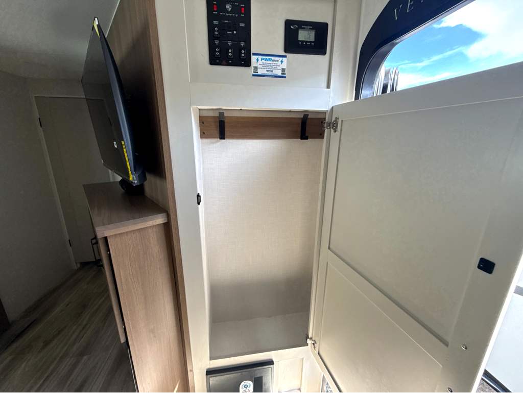 2027 VENTURE RV SPORTTREK 333VIK - Image 18