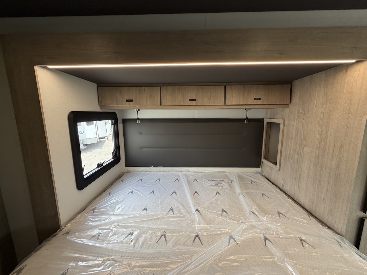 2027 Grand Design Lineage Series M 25FW - Image 23