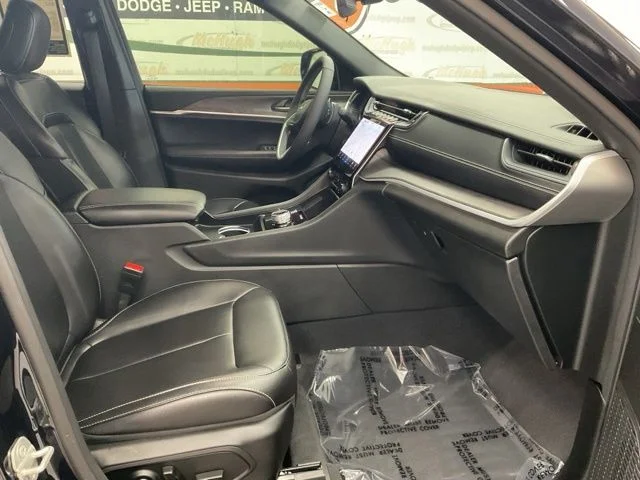 2024 Jeep Grand-Cherokee-L Laredo Altitude 4x4 - Image 26