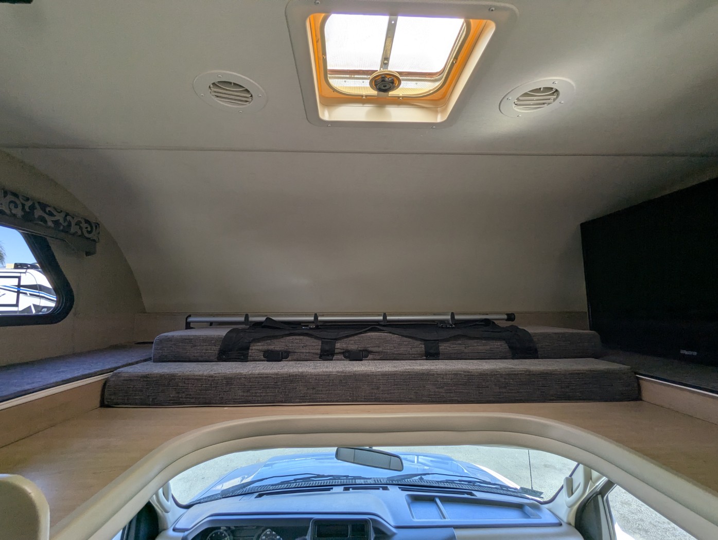 2018 Thor Motor Coach Four Winds 30D - Image 7