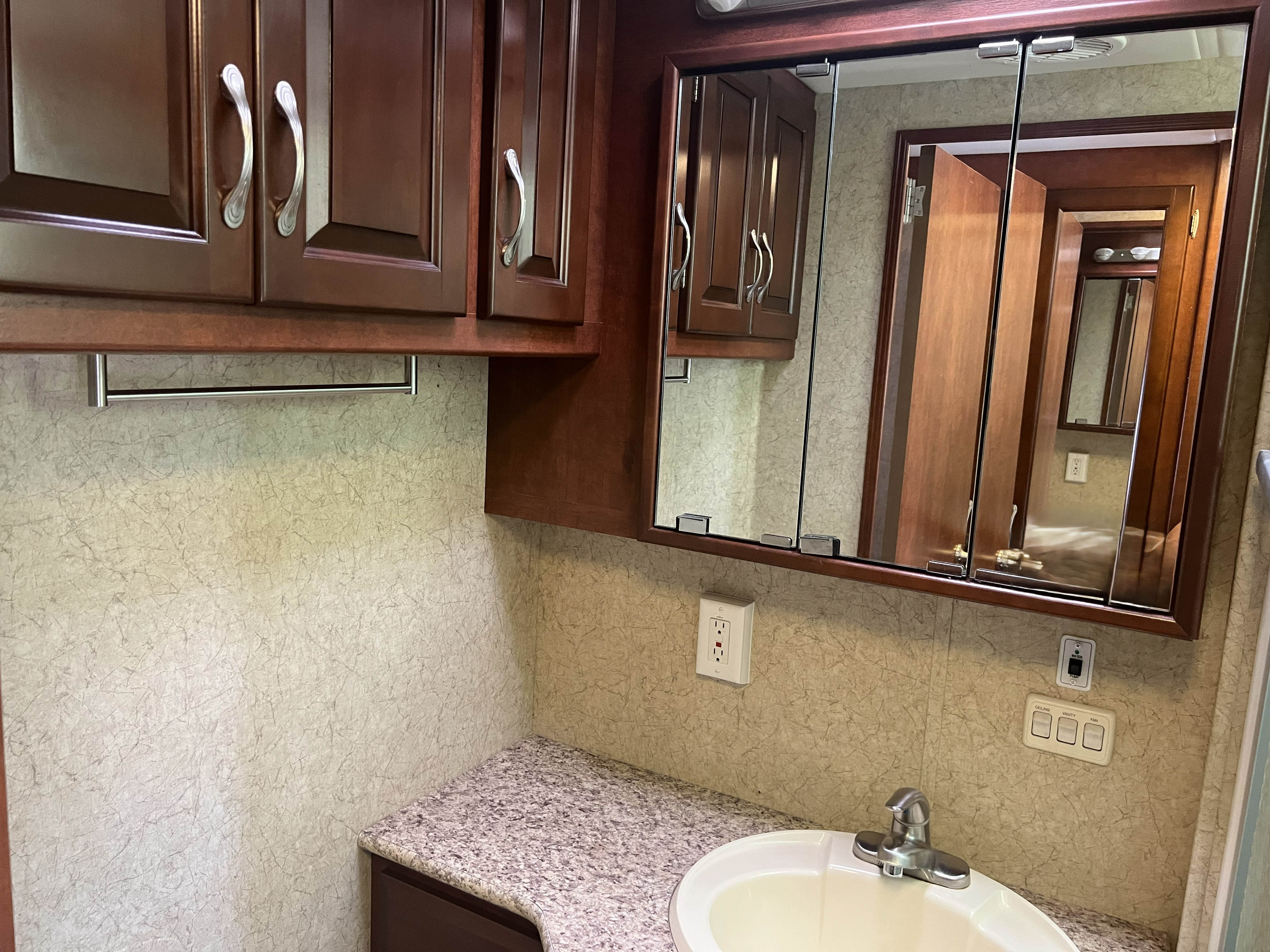 2011 NEWMAR BAYSTAR 3302 - Image 39
