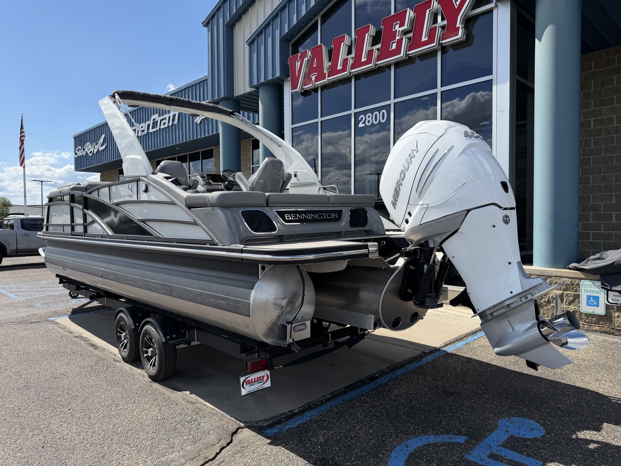 2023 Bennington 25QSBA Swingback with Power Arch - Image 4