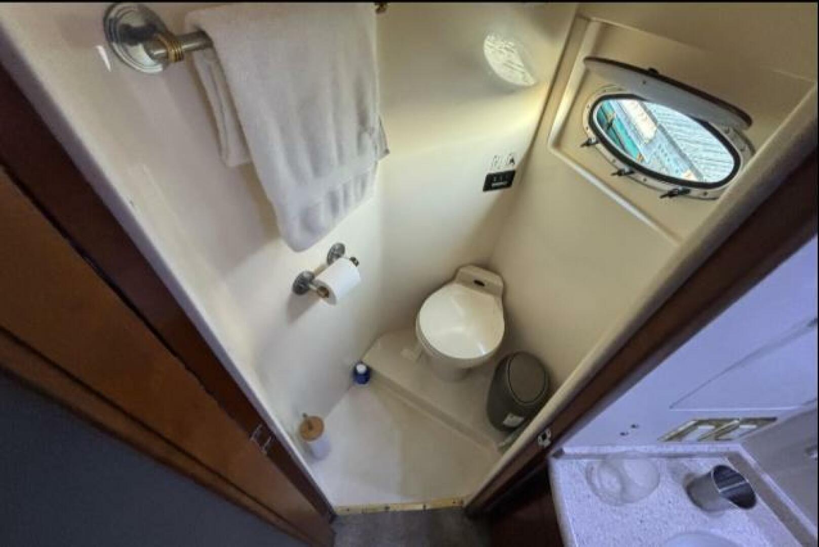 1998 Carver 530 Voyager - Image 34